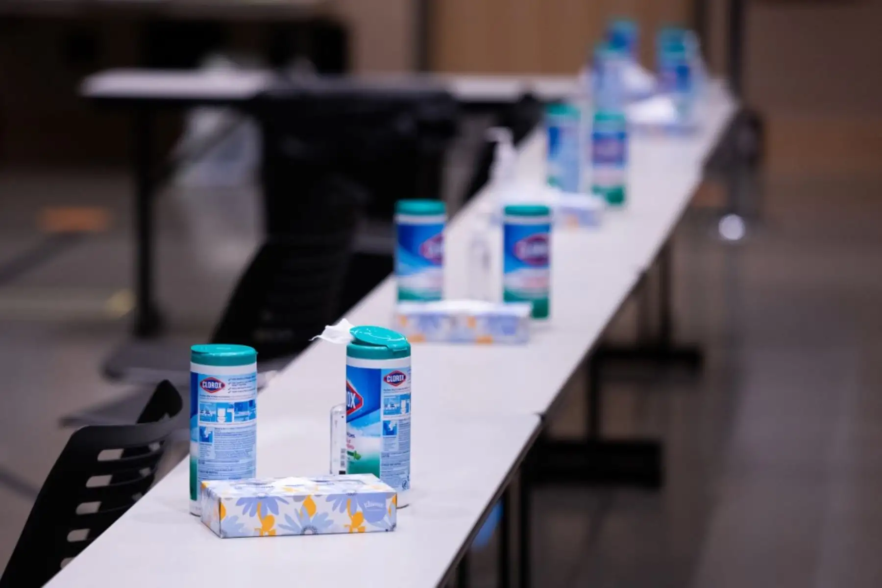 Las grapas de limpieza básicas Covid-19 descansan sobre mesas en el área de observación para pacientes recientemente vacunados con la vacuna Pfizer en el Amazon Meeting Center en el centro de Seattle, Washington. Foto: AFP