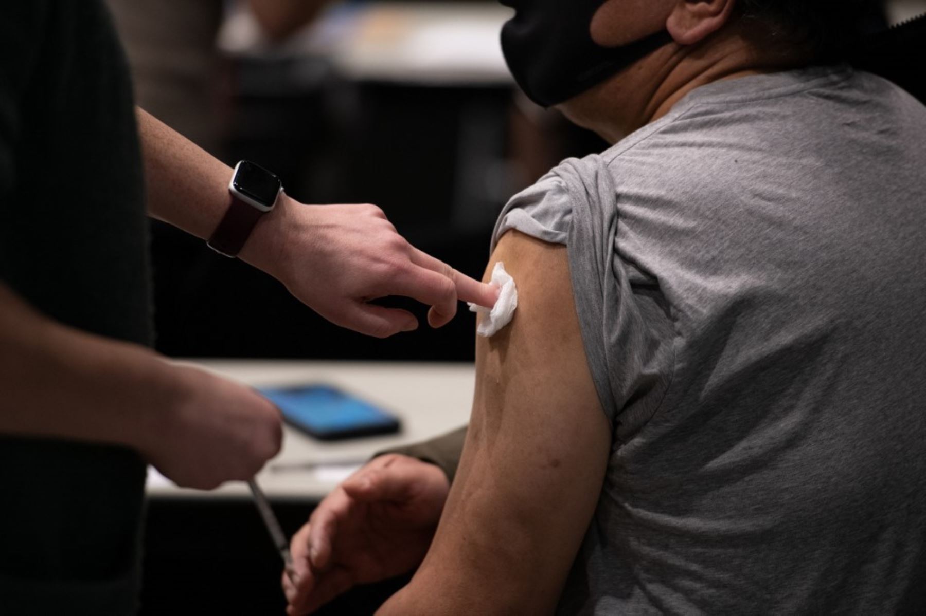 La sangre de un paciente es secada después de recibir una dosis de la vacuna Pfizer Covid-19 en la clínica de vacunas de Virginia Mason que alberga el Amazon Meeting Center en el centro de Seattle, Washington. Foto: AFP