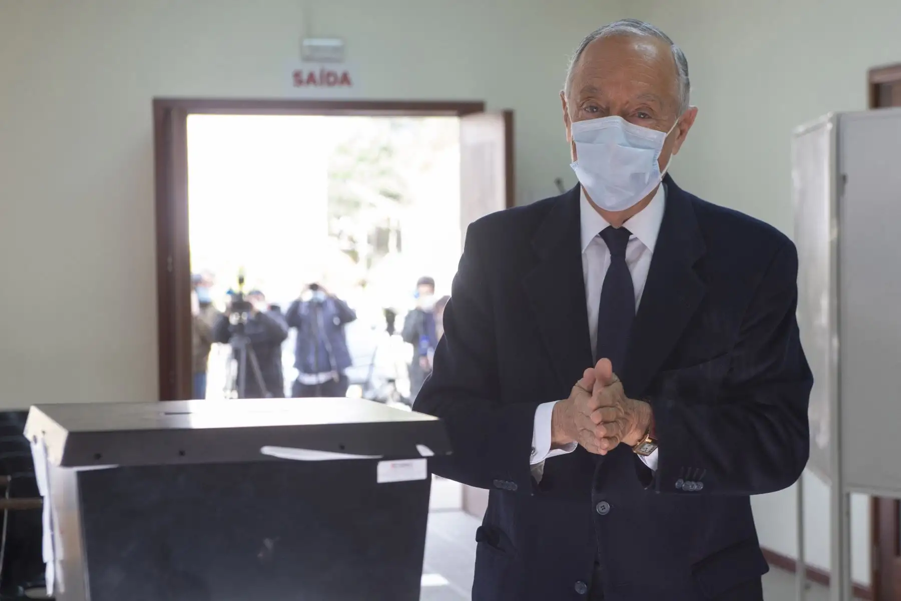 El presidente portugués y candidato presidencial de centro derecha, Marcelo Rebelo de Sousa, se desinfecta las manos después de emitir su voto para las elecciones presidenciales portuguesas en un colegio electoral en Celorico de Basto, Portugal está votando a pesar del bloqueo pandémico del país en una presidencia Se esperaba que las elecciones vieran al titular de centroderecha Marcelo Rebelo de Sousa ganar otro mandato. 
Foto: AFP