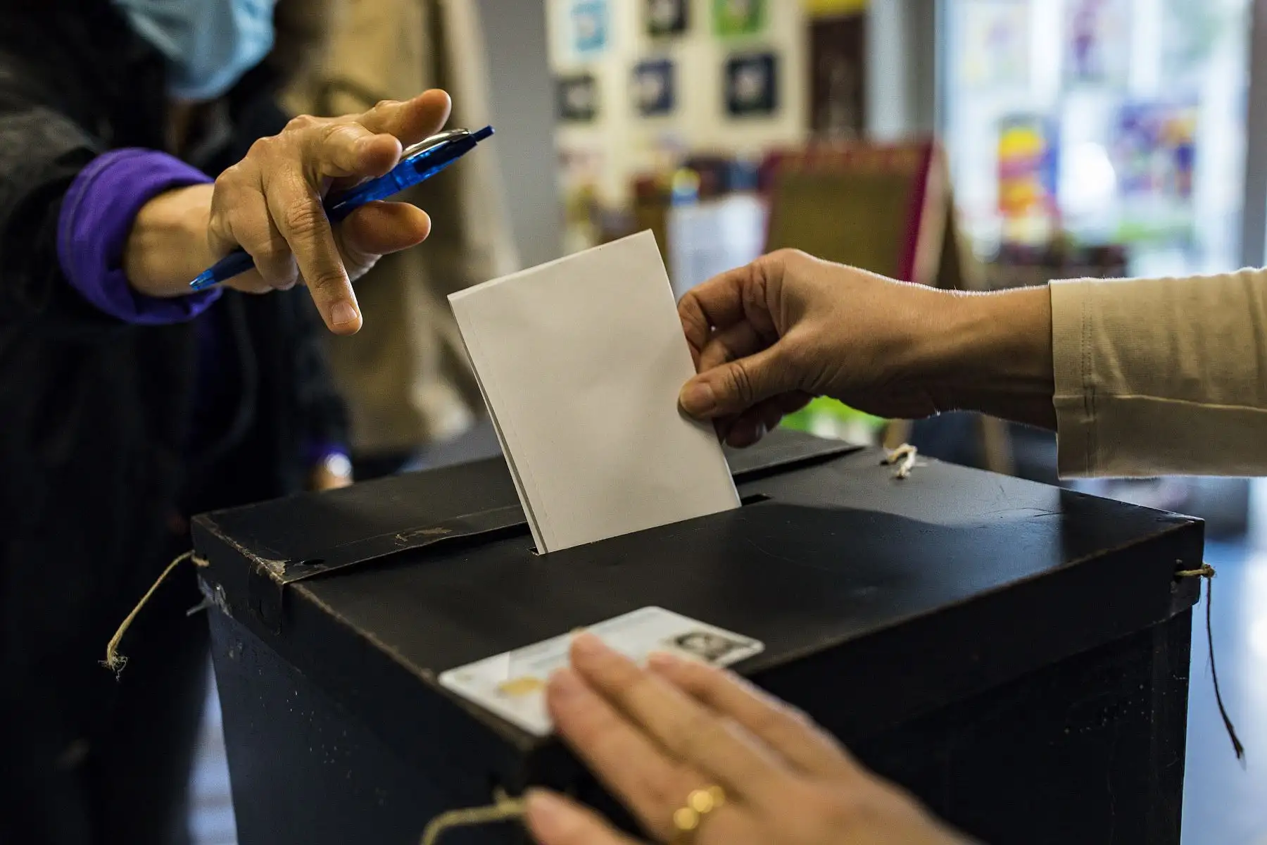 Una votante emite su voto para las elecciones presidenciales portuguesas en una escuela que se utiliza como centro de votación en el Parque das Nacoes en Lisboa, Portugal está votando a pesar del bloqueo pandémico del país. 
Foto: AFP