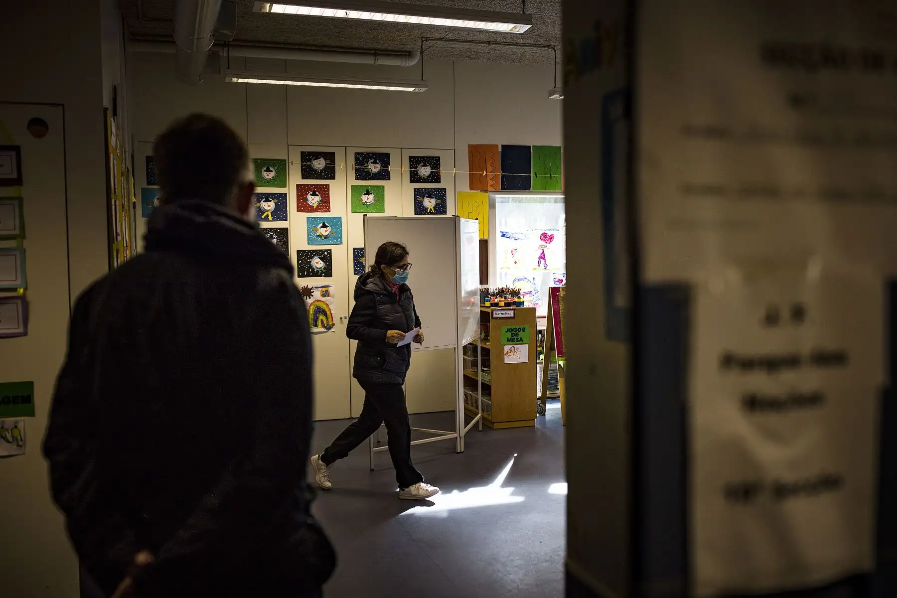 Una votante camina para emitir su voto para las elecciones presidenciales portuguesas en una escuela que se utiliza como centro de votación en el Parque das Nacoes en Lisboa, Portugal está votando a pesar del bloqueo pandémico del país. 
Foto: AFP