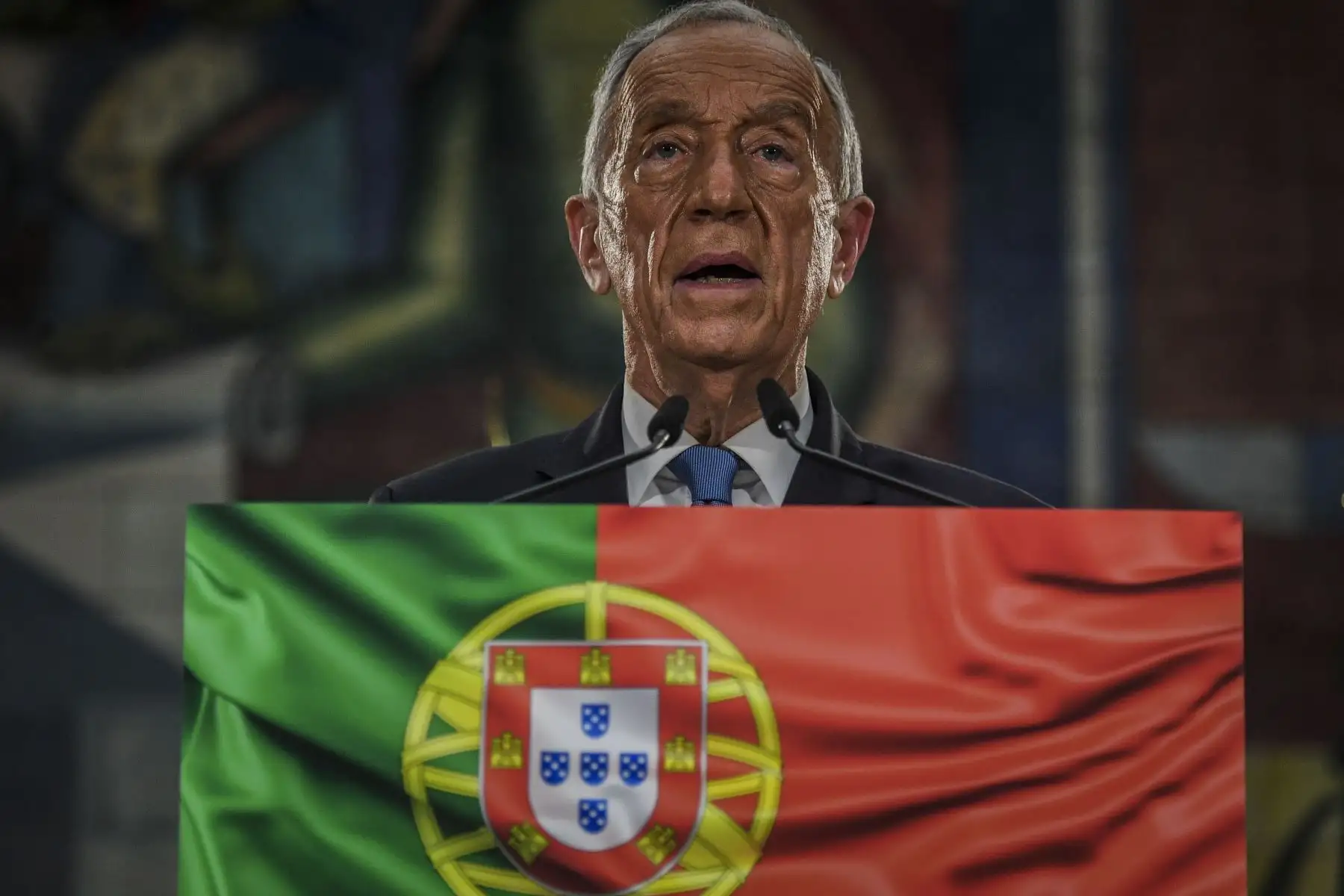 El candidato presidencial Marcelo Rebelo de Sousa pronuncia su discurso de victoria después de haber sido reelegido como presidente de Portugal durante las elecciones presidenciales de 2021 en Lisboa. 
Foto: AFP