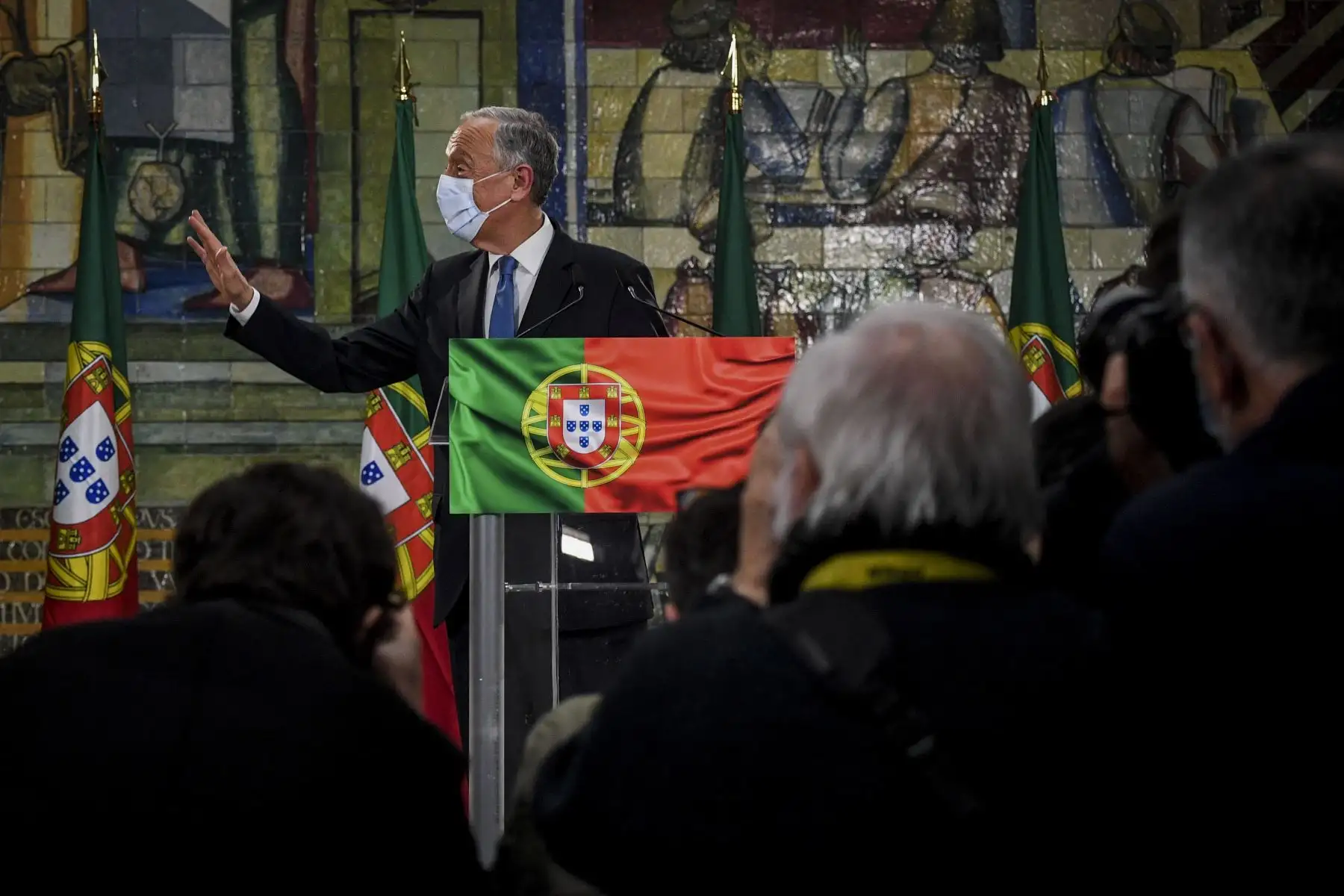 El candidato presidencial Marcelo Rebelo de Sousa hace gestos mientras pronuncia su discurso de victoria después de ser reelegido como presidente de Portugal durante las elecciones presidenciales de 2021 en Lisboa. 
Foto: AFP