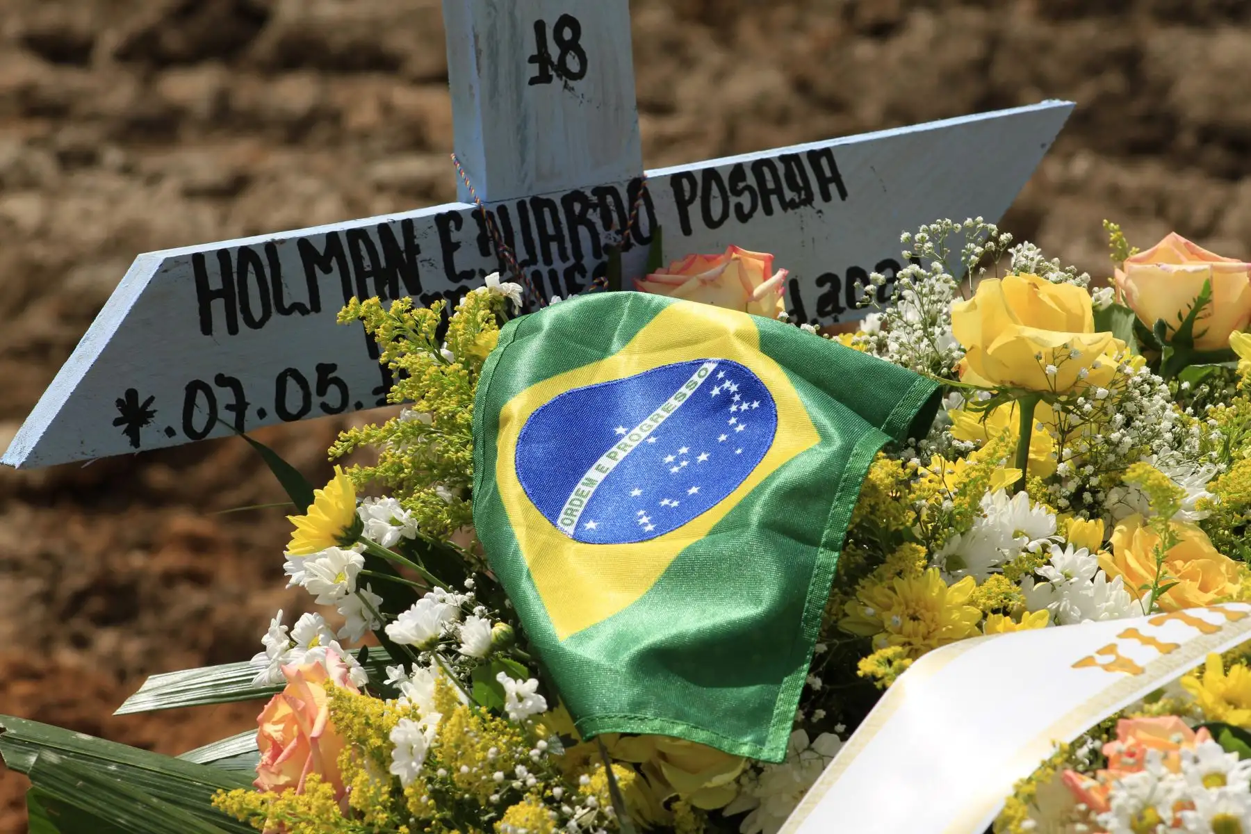 Una víctima de COVID-19 con la bandera brasileña en el cementerio de Nossa Senhora Aparecida en Manaus, estado de Amazonas, Brasil,  en medio de la pandemia del nuevo coronavirus. 
Foto: AFP