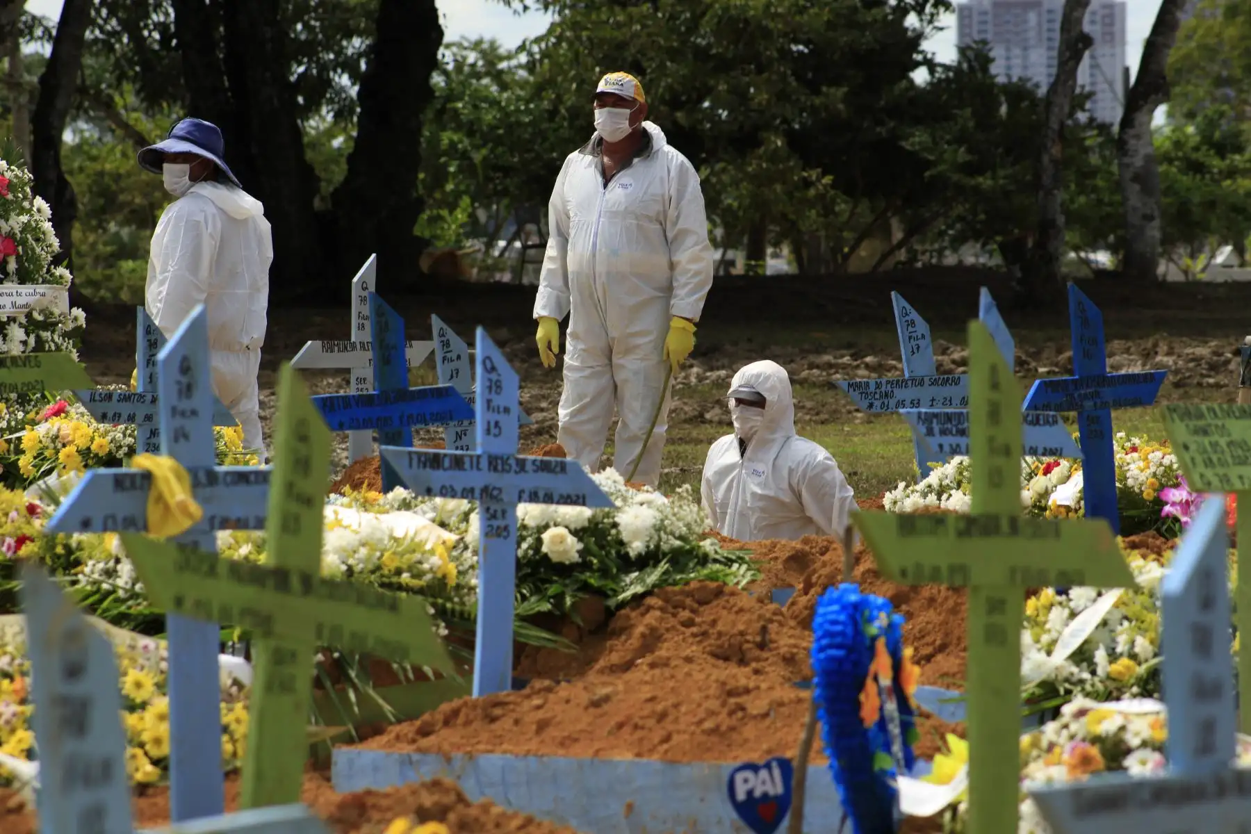 Funeral de una víctima de COVID-19 en el cementerio de Nossa Senhora Aparecida en Manaus, estado de Amazonas, Brasil.
Foto:AFP