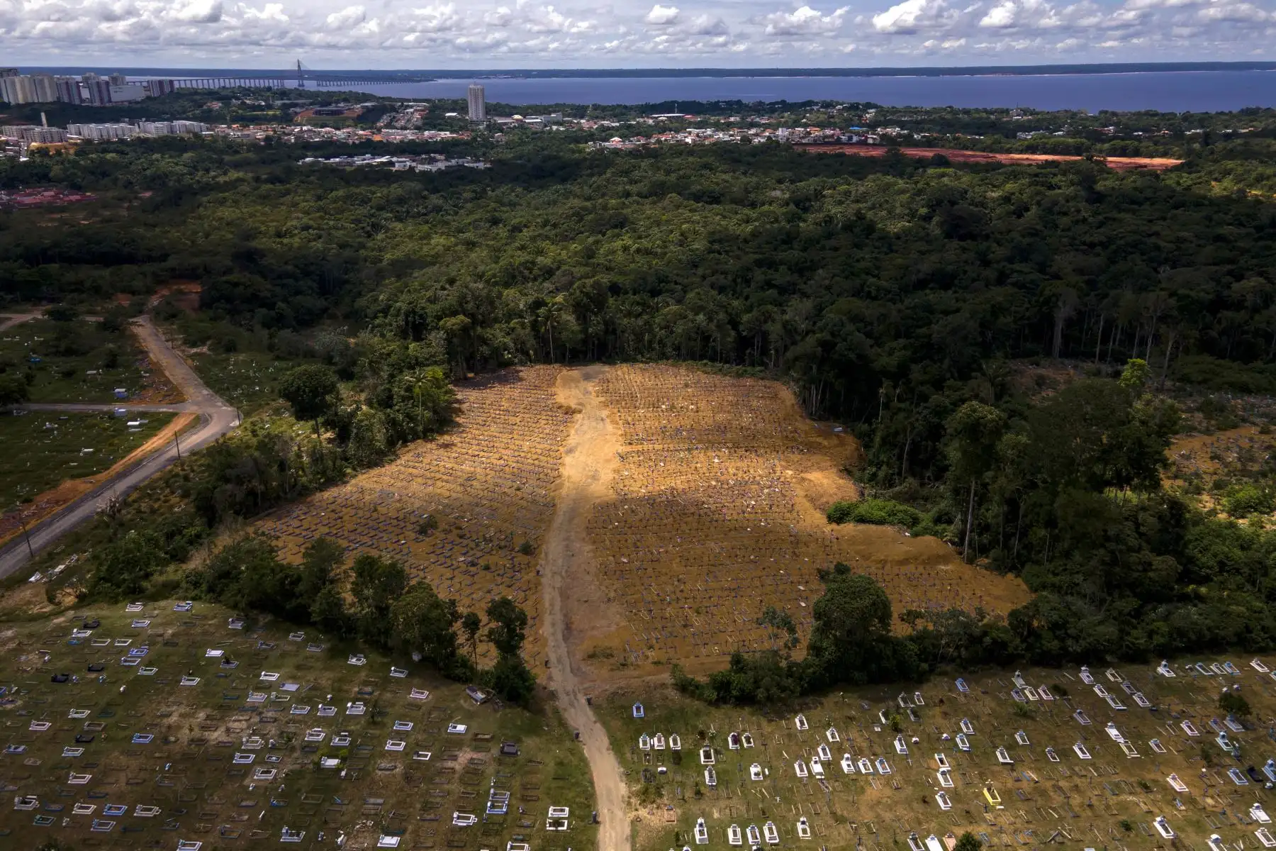 Vista aérea del cementerio Nossa Senhora Aparecida, donde están enterradas las víctimas del COVID-19, en Manaos, Brasil, Con más de 3.000 entierros en enero, la pandemia del COVID-19 acelera la expansión del cementerio más grande del capital del estado de Amazonas. 
Foto: AFP