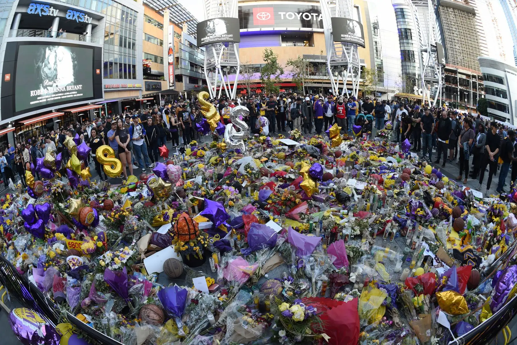Los fanáticos honran a Kobe Bryant antes del juego entre los Lakers de Los Ángeles y los Trail Blazers de Portland, en el STAPLES Center en los Ángeles, California. Foto: AFP Los fanáticos honran a Kobe Bryant antes del juego entre los Lakers de Los Ángeles y los Trail Blazers de Portland, en el STAPLES Center en los Ángeles, California. Foto: AFP
