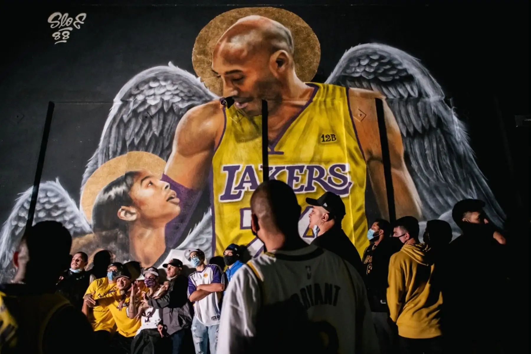Los fanáticos de los Lakers hacen fila para celebrar frente a un mural de Kobe Bryant y su hija Gianna Bryant en los Ángeles, California. Foto: AFP Los fanáticos de los Lakers hacen fila para celebrar frente a un mural de Kobe Bryant y su hija Gianna Bryant en los Ángeles, California. Foto: AFP