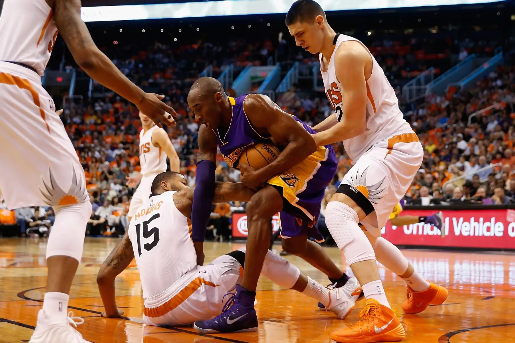 Kobe Bryant, de Los Angeles Lakers lucha por la posesión del juego de la NBA en el US Airways Center el 29 de octubre de 2014 en Phoenix, Arizona. Foto: AFP Kobe Bryant, de Los Angeles Lakers lucha por la posesión del juego de la NBA en el US Airways Center el 29 de octubre de 2014 en Phoenix, Arizona. Foto: AFP