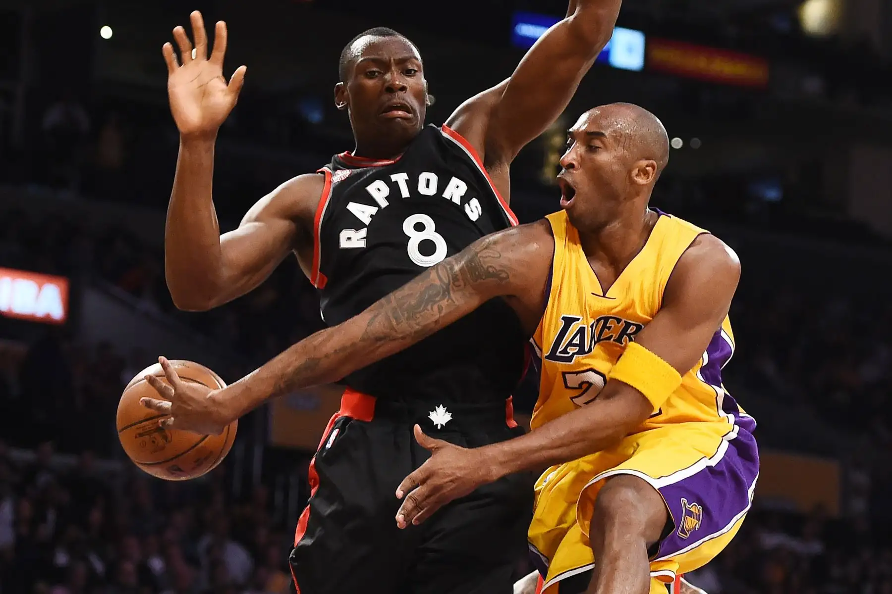 Kobe Bryant de Los Angeles Lakers pasa alrededor de Toronto Raptors Bismack Biyombo,  bajo la canasta de los Lakers durante su partido de la NBA, 20 de noviembre de 2015 en el Staples Center de Los Ángeles, California . Foto: AFP Kobe Bryant de Los Angeles Lakers pasa alrededor de Toronto Raptors Bismack Biyombo,  bajo la canasta de los Lakers durante su partido de la NBA, 20 de noviembre de 2015 en el Staples Center de Los Ángeles, California . Foto: AFP