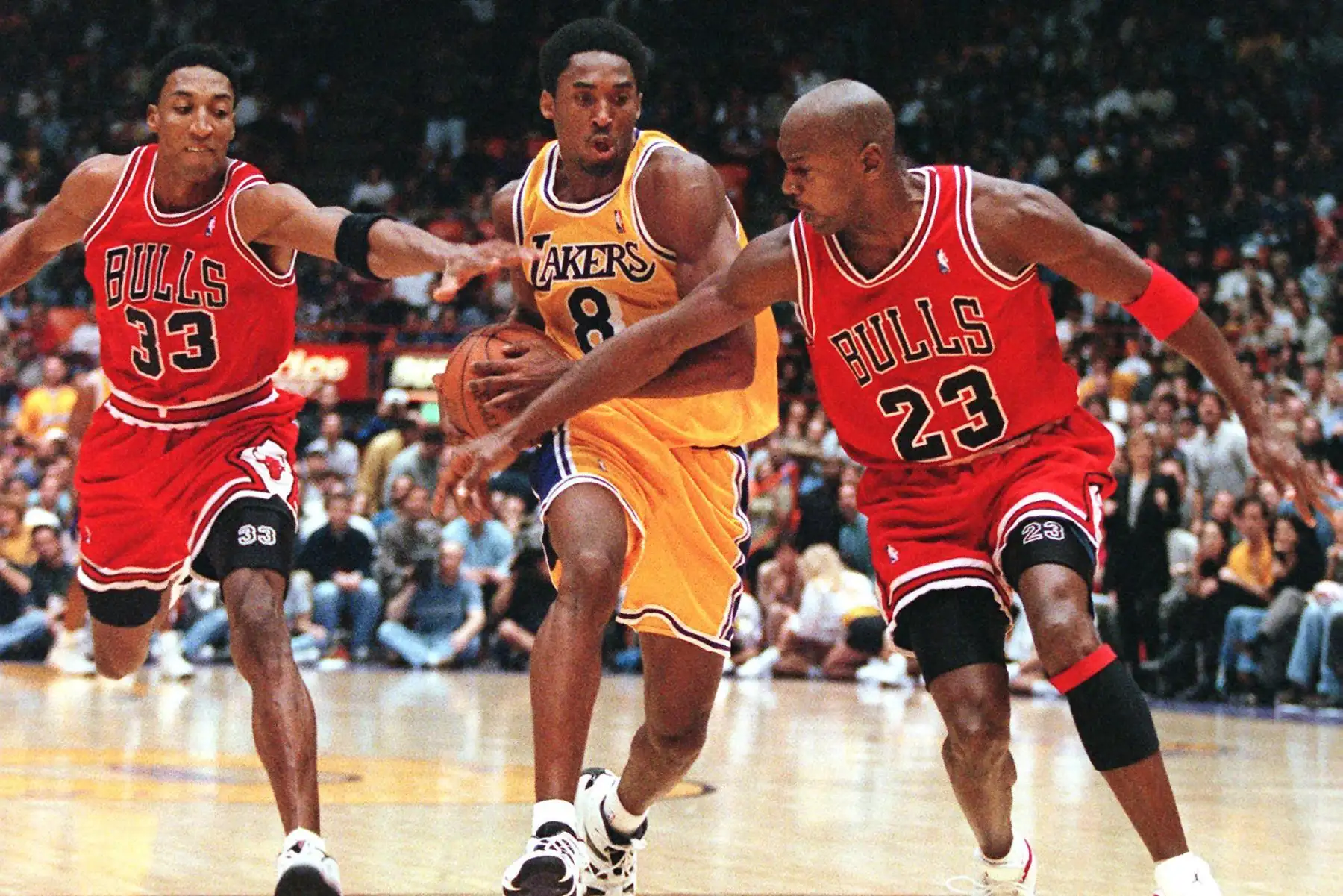 Scottie Pippen  y Michael Jordan de los Chicago Bulls intentan detener a Kobe Bryant de Los Angeles Lakers, mientras lidera un contraataque durante su juego del 01 de febrero en Los Angeles, California. Foto: AFP Scottie Pippen  y Michael Jordan de los Chicago Bulls intentan detener a Kobe Bryant de Los Angeles Lakers, mientras lidera un contraataque durante su juego del 01 de febrero en Los Angeles, California. Foto: AFP