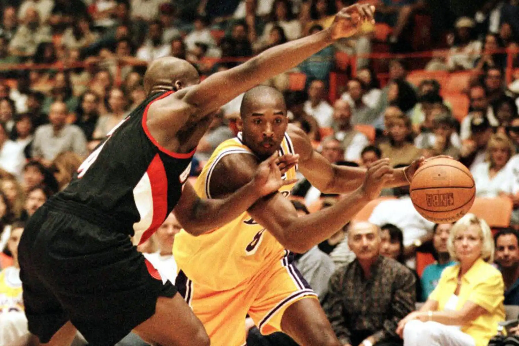 Kobe Bryant de Los Angeles Lakers, impulsa hacia la canasta y supera a Dontonio Wingfield de los Portland Trail Blazers en la segunda mitad de su juego de playoffs de la NBA el 27 de abril en Inglewood, California. Foto: AFP Kobe Bryant de Los Angeles Lakers, impulsa hacia la canasta y supera a Dontonio Wingfield de los Portland Trail Blazers en la segunda mitad de su juego de playoffs de la NBA el 27 de abril en Inglewood, California. Foto: AFP