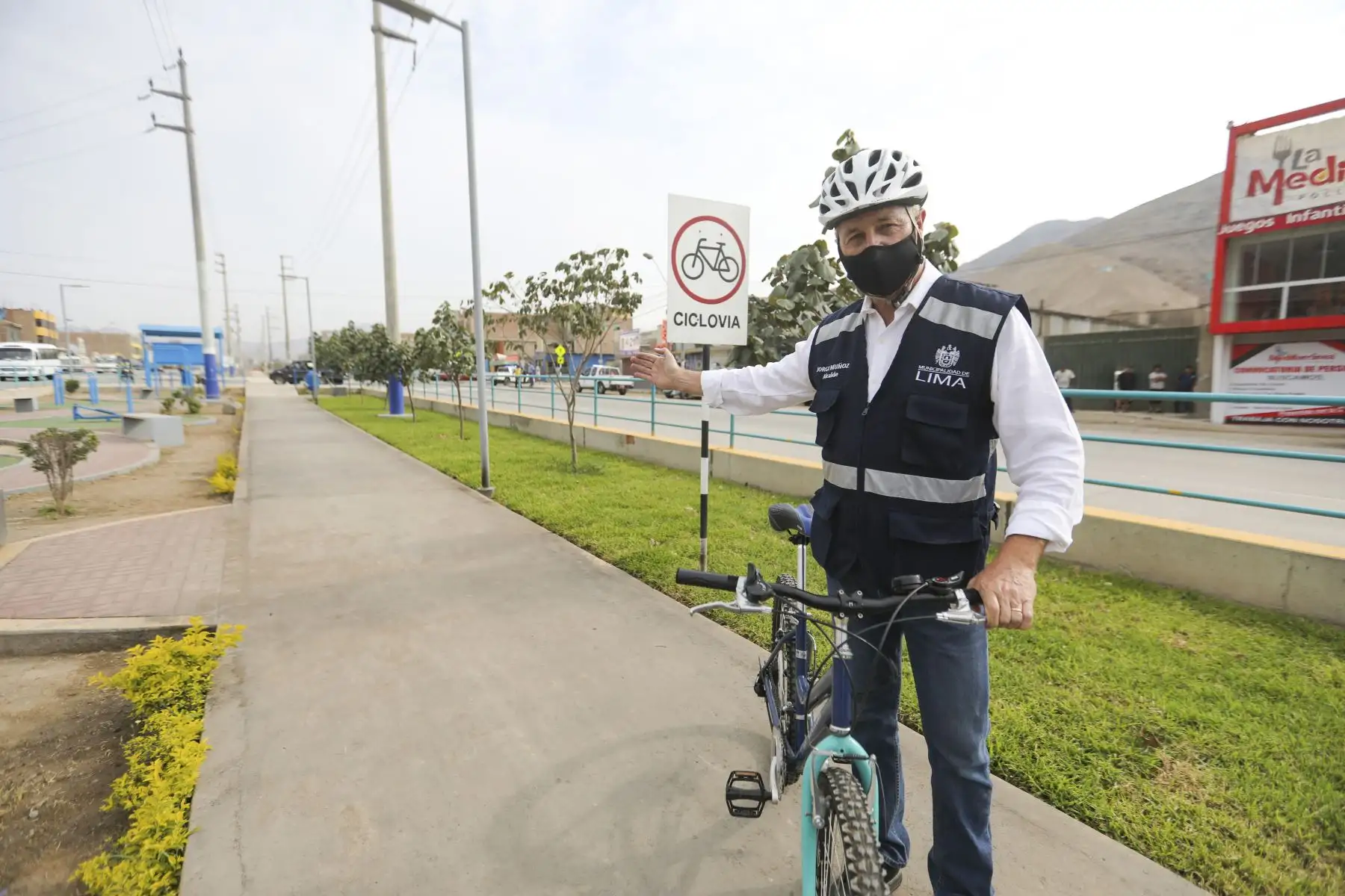 El  alcalde de Lima  Jorge Muñoz, recorre ciclo vía, de  la avenida Malásquez. Foto: ANDINA/ MLM El  alcalde de Lima  Jorge Muñoz, recorre ciclo vía, de  la avenida Malásquez. Foto: ANDINA/ MLM