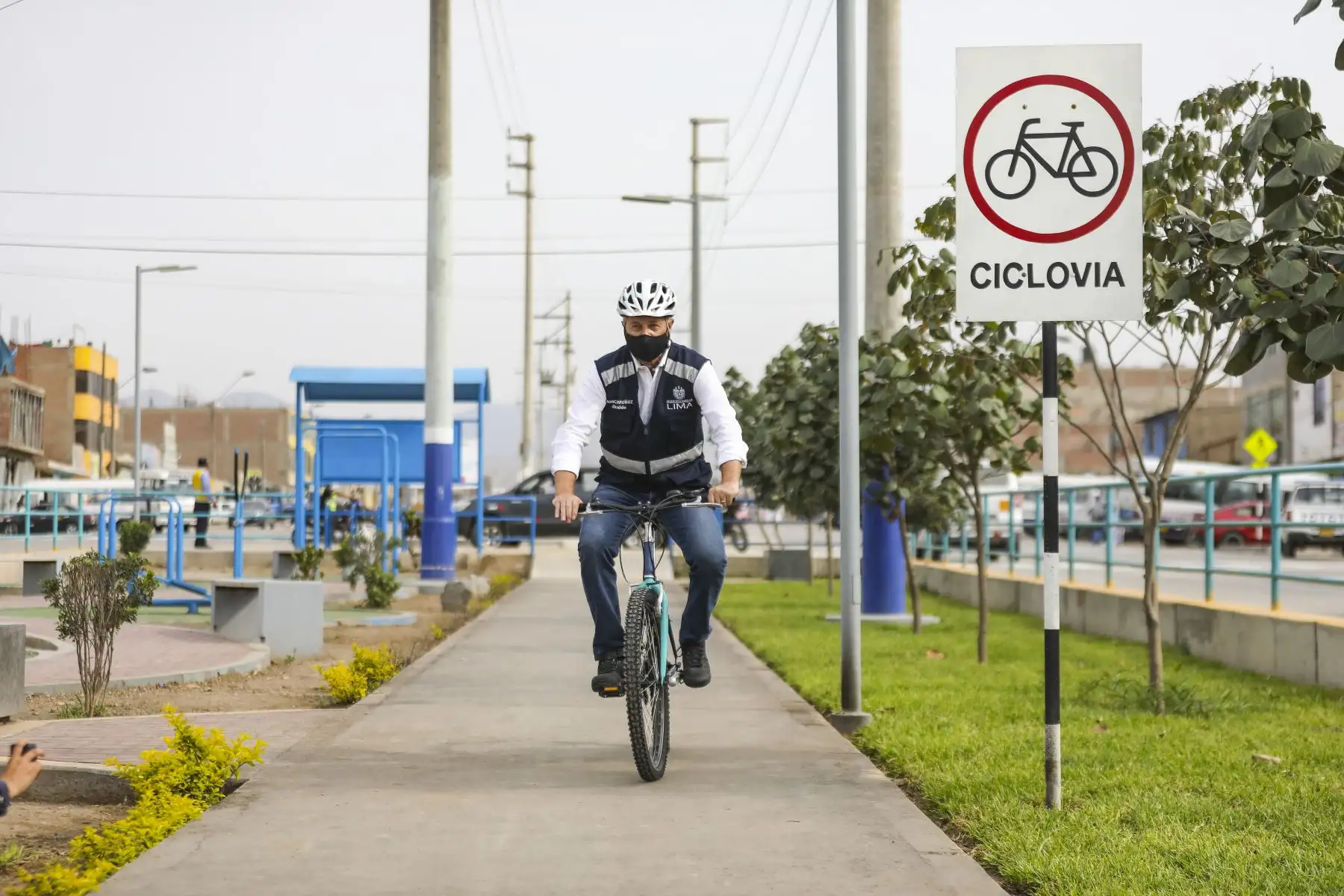 El  alcalde de Lima  Jorge Muñoz, recorre ciclo vía, de  la avenida Malásquez. Foto: ANDINA/ MLM El  alcalde de Lima  Jorge Muñoz, recorre ciclo vía, de  la avenida Malásquez. Foto: ANDINA/ MLM