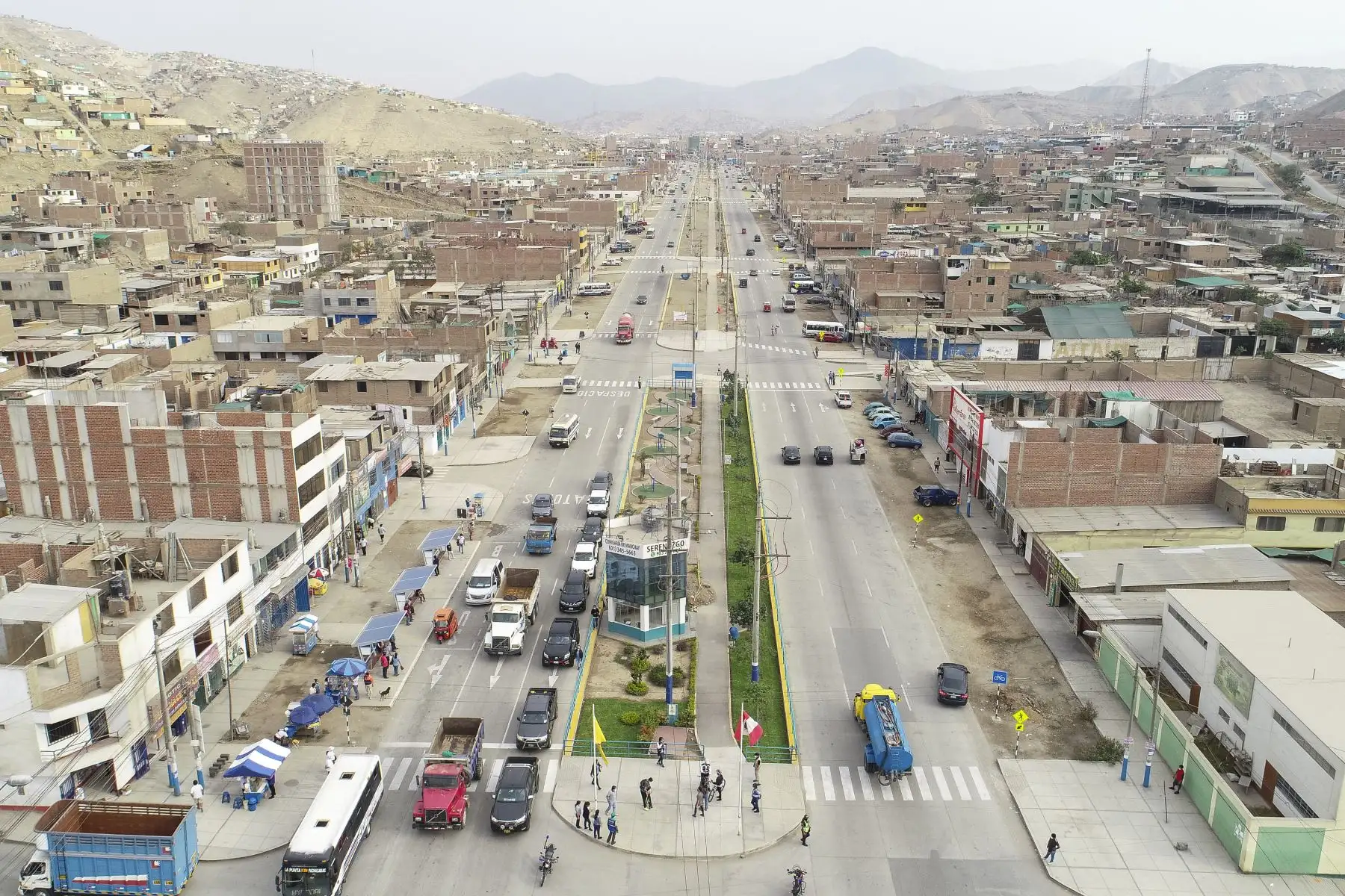 El  alcalde de Lima  Jorge Muñoz, recorre ciclo vía, de  la avenida Malásquez. Foto: ANDINA/ MLM El  alcalde de Lima  Jorge Muñoz, recorre ciclo vía, de  la avenida Malásquez. Foto: ANDINA/ MLM