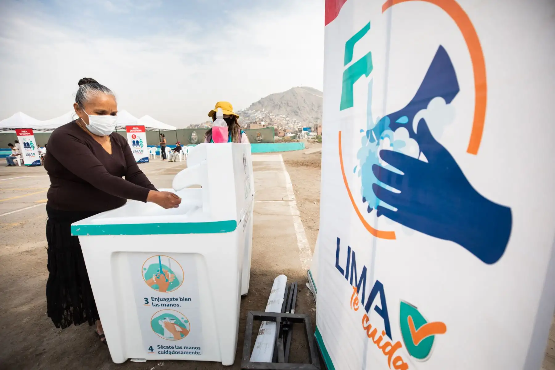 La Municipalidad de Lima, a través de Sisol Salud, realizó la primera edición del 2021 de su campaña Lima Te Cuida, en beneficio de los vecinos de Barrios Altos. La campaña estuvo dirigida principalmente a adultos y adultos mayores con comorbilidades, quienes recibieron atención médica complementaria para el control de triglicéridos, diabetes, presión arterial y descarte de covid-19. Foto: MML