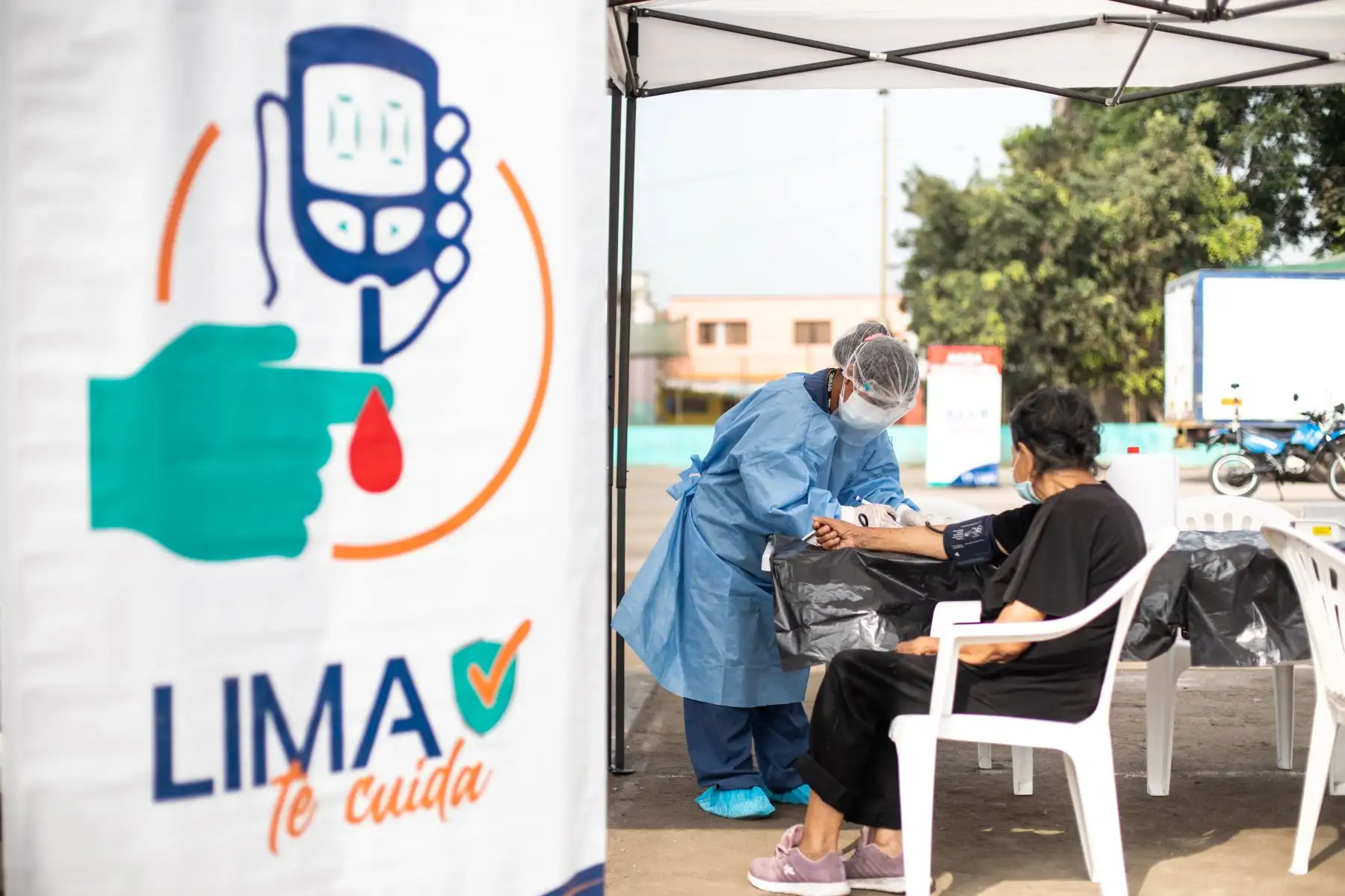 La Municipalidad de Lima, a través de Sisol Salud, realizó la primera edición del 2021 de su campaña Lima Te Cuida, en beneficio de los vecinos de Barrios Altos. La campaña estuvo dirigida principalmente a adultos y adultos mayores con comorbilidades, quienes recibieron atención médica complementaria para el control de triglicéridos, diabetes, presión arterial y descarte de covid-19. Foto: MML