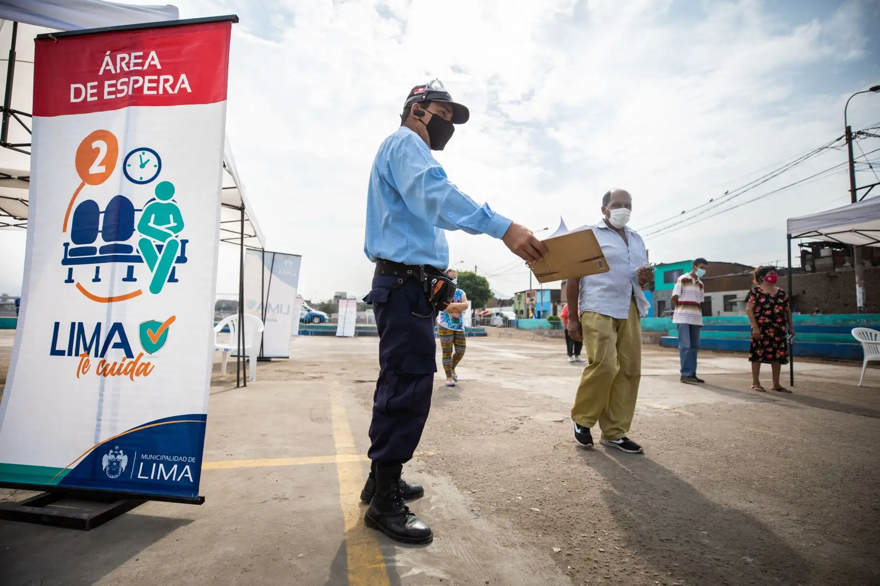 La Municipalidad de Lima, a través de Sisol Salud, realizó la primera edición del 2021 de su campaña Lima Te Cuida, en beneficio de los vecinos de Barrios Altos. La campaña estuvo dirigida principalmente a adultos y adultos mayores con comorbilidades, quienes recibieron atención médica complementaria para el control de triglicéridos, diabetes, presión arterial y descarte de covid-19. Foto: MML