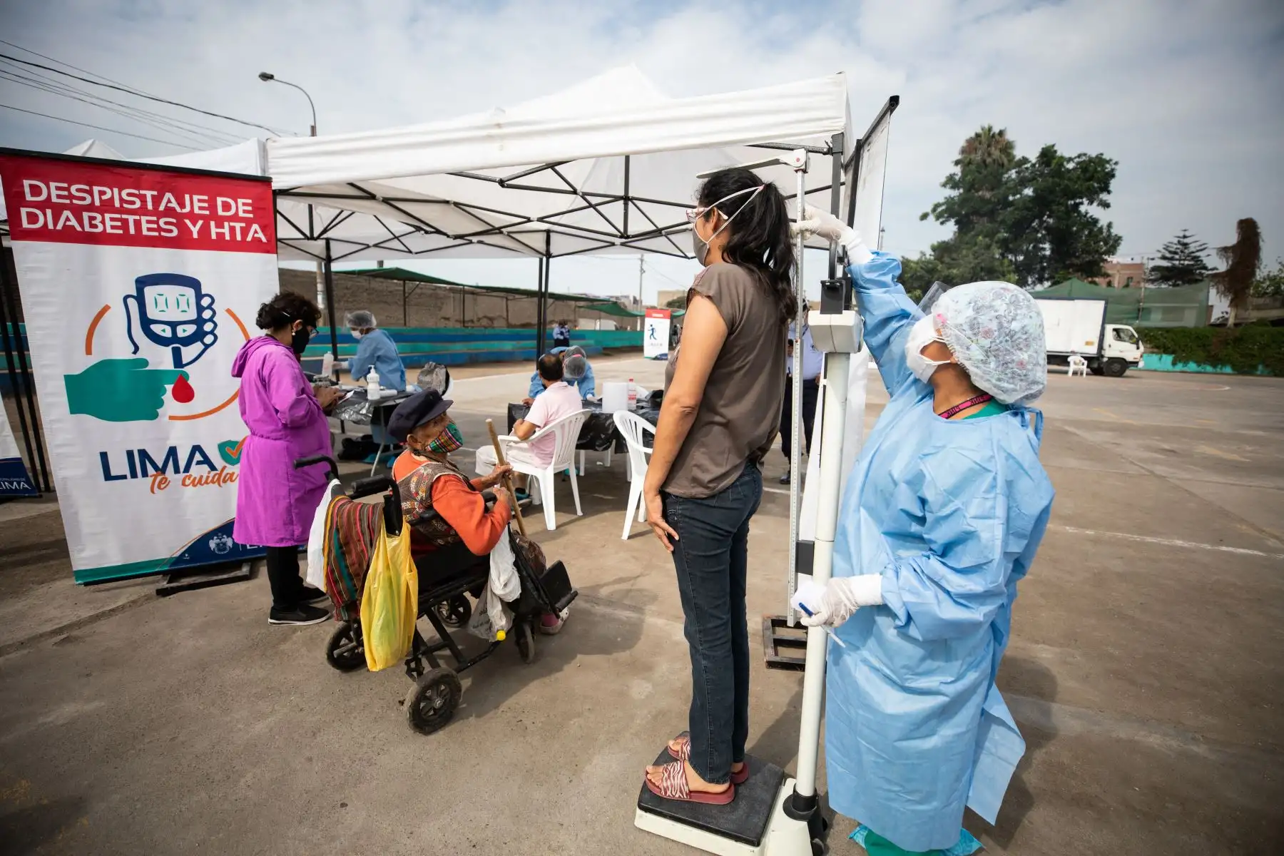 La Municipalidad de Lima, a través de Sisol Salud, realizó la primera edición del 2021 de su campaña Lima Te Cuida, en beneficio de los vecinos de Barrios Altos. La campaña estuvo dirigida principalmente a adultos y adultos mayores con comorbilidades, quienes recibieron atención médica complementaria para el control de triglicéridos, diabetes, presión arterial y descarte de covid-19. Foto: MML