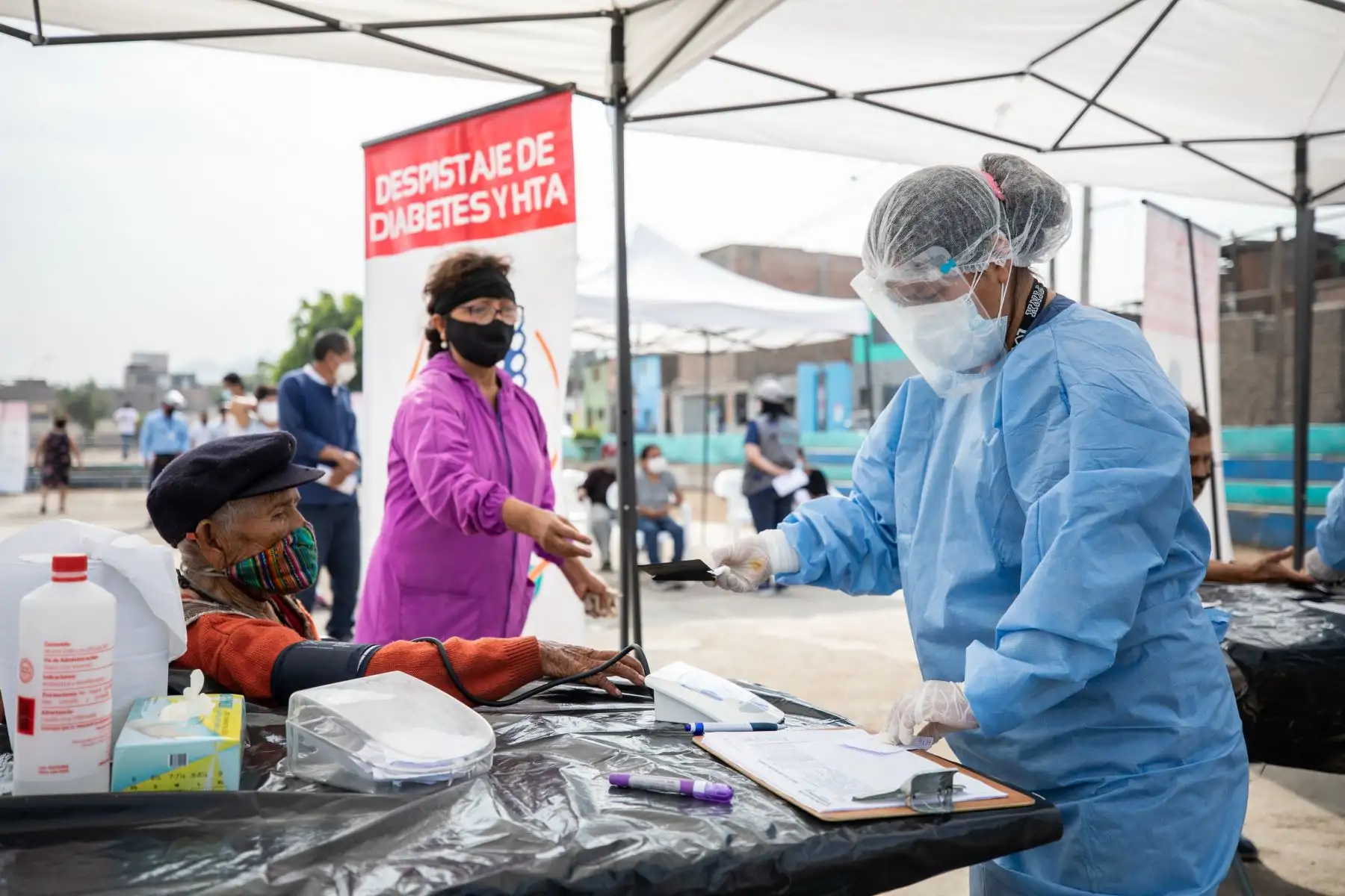 La Municipalidad de Lima, a través de Sisol Salud, realizó la primera edición del 2021 de su campaña Lima Te Cuida, en beneficio de los vecinos de Barrios Altos. La campaña estuvo dirigida principalmente a adultos y adultos mayores con comorbilidades, quienes recibieron atención médica complementaria para el control de triglicéridos, diabetes, presión arterial y descarte de covid-19. Foto: MML