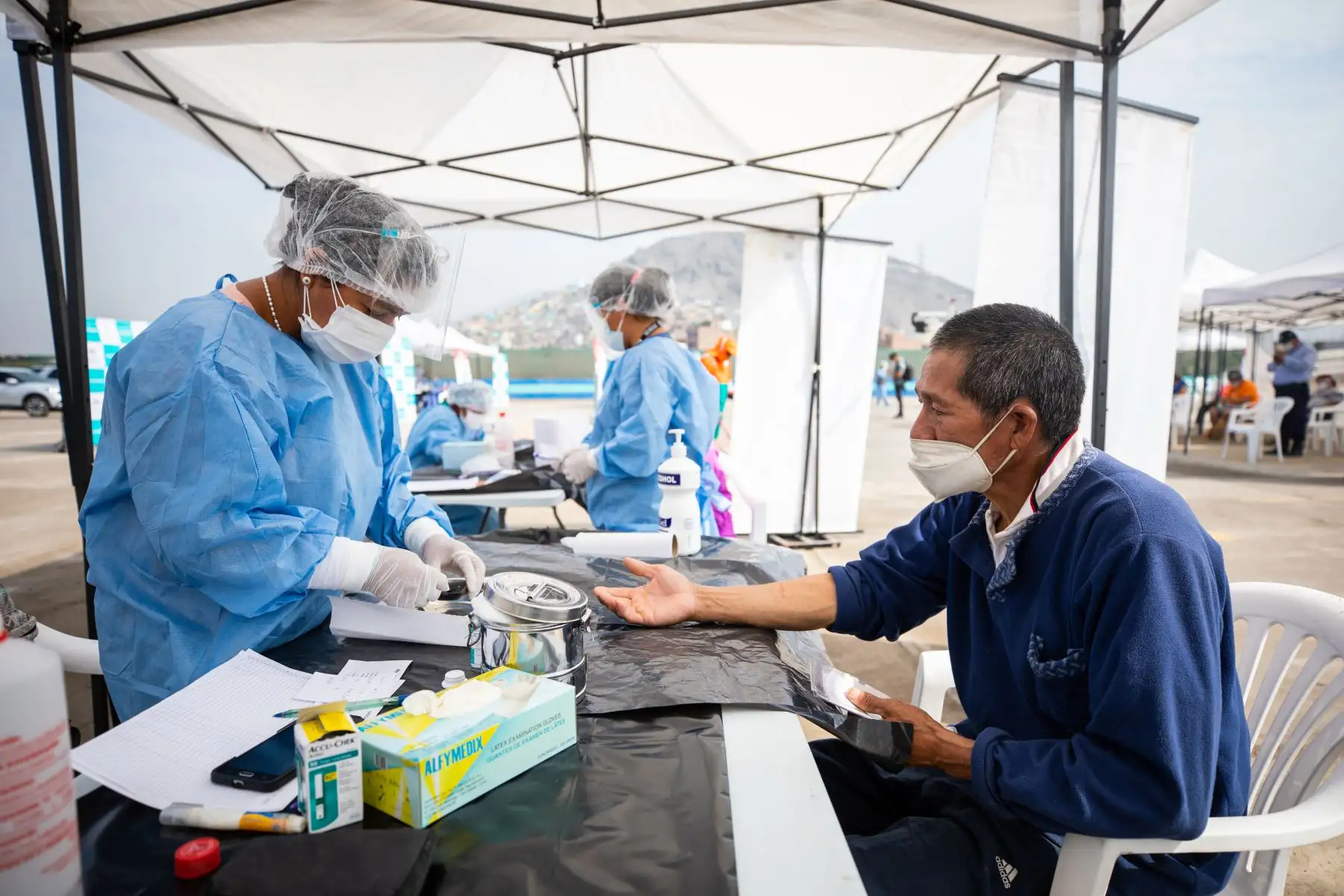 La Municipalidad de Lima, a través de Sisol Salud, realizó la primera edición del 2021 de su campaña Lima Te Cuida, en beneficio de los vecinos de Barrios Altos. La campaña estuvo dirigida principalmente a adultos y adultos mayores con comorbilidades, quienes recibieron atención médica complementaria para el control de triglicéridos, diabetes, presión arterial y descarte de covid-19. Foto: MML
