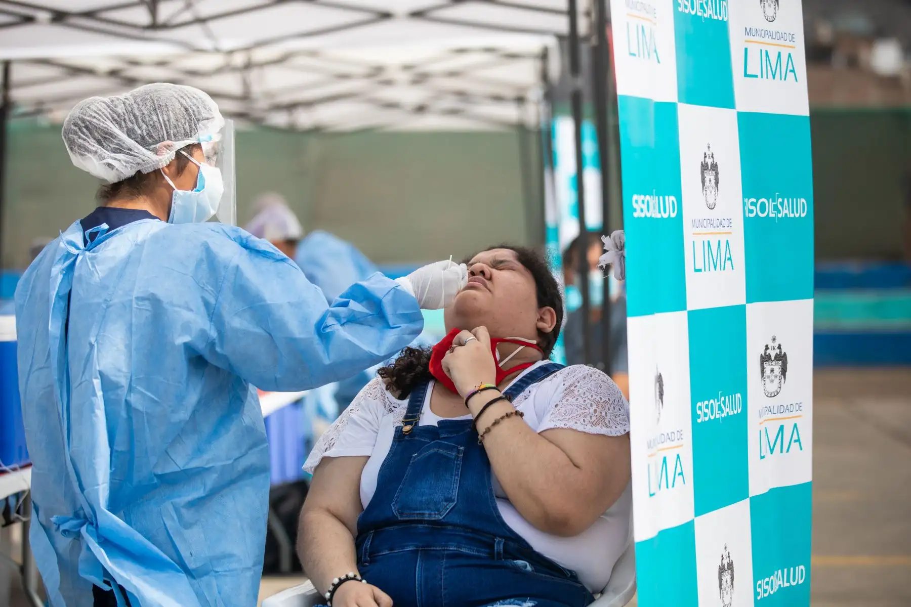 La Municipalidad de Lima, a través de Sisol Salud, realizó la primera edición del 2021 de su campaña Lima Te Cuida, en beneficio de los vecinos de Barrios Altos. La campaña estuvo dirigida principalmente a adultos y adultos mayores con comorbilidades, quienes recibieron atención médica complementaria para el control de triglicéridos, diabetes, presión arterial y descarte de covid-19. Foto: MML