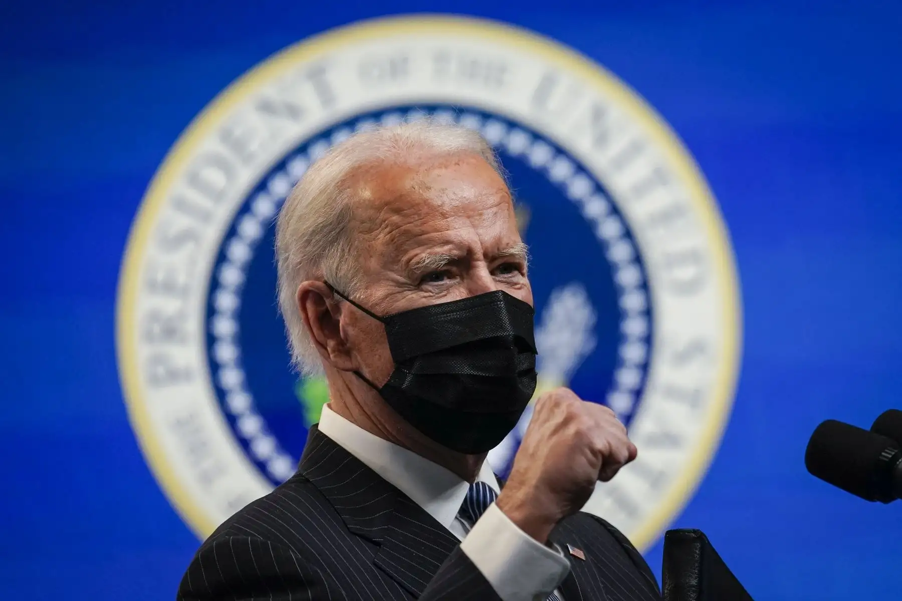 En el texto de la proclamación rubricada por Biden se hace mención a las nuevas mutaciones aparecidas en Sudáfrica, el Reino Unido y Brasil para justificar el mantenimiento del veto a los viajes desde esas zonas.. Foto: AFP