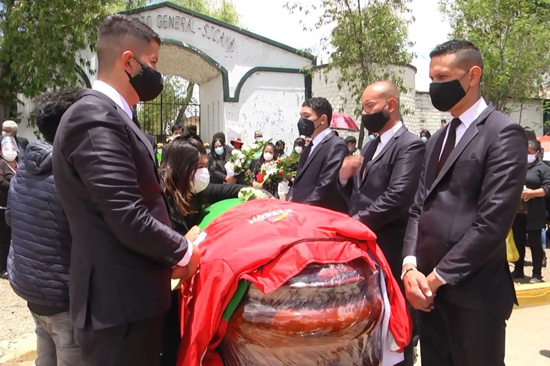 Funerales de Ángel Napaíco, alcalde del distrito de Sicaya, en Huancayo, fallecido por covid-19. ANDINA/Difusión