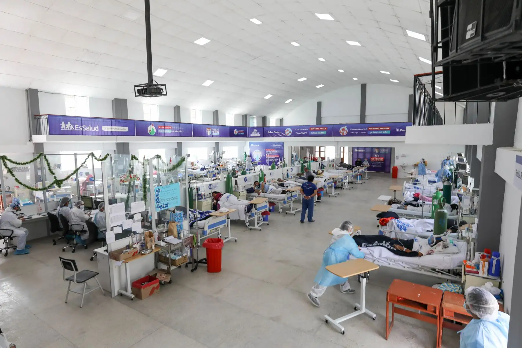 Una brigada de 45 valientes profesionales de la salud (médicos, enfermeras y tecnólogos médicos) partieron con destino a Huánuco y Loreto para reforzar la atención de pacientes covid-19. Además se puso en marcha una nueva planta de oxígeno en Villa EsSalud Huánuco. Foto: EsSalud