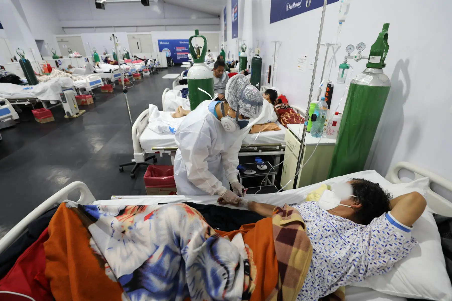 Pacientes con covid-19 son atendidos por profesionales de la salud en la Villa EsSalud Huánuco y esta mañana se sumaron 45 profesionales más; entre médicos, enfermeras y tecnólogos médicos que llegaron a Huánuco y Loreto para reforzar la atención de pacientes covid-19. Además se puso en marcha una nueva planta de oxígeno en Villa EsSalud Huánuco. Foto: EsSalud