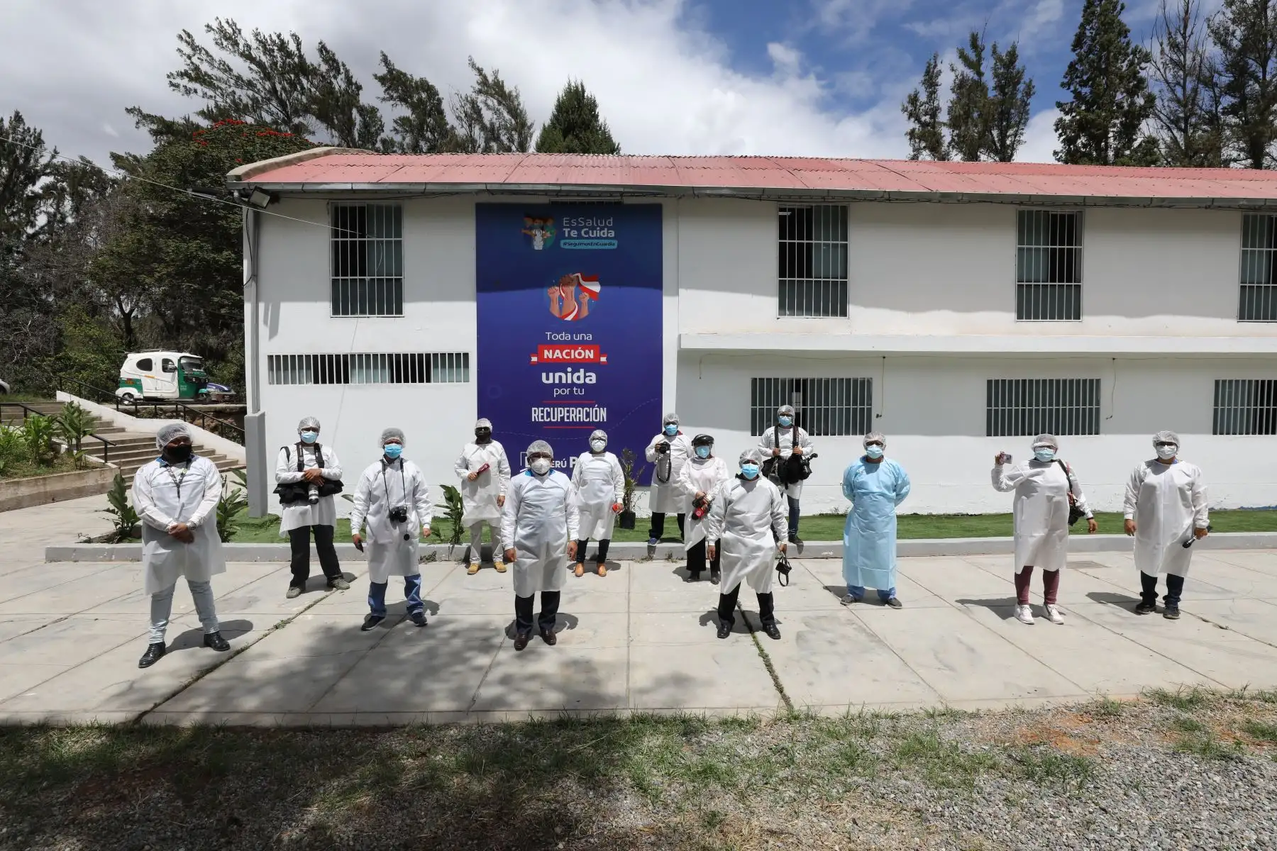 Pacientes con covid-19 son atendidos por profesionales de la salud en la Villa EsSalud Huánuco y esta mañana se sumaron 45 profesionales más; entre médicos, enfermeras y tecnólogos médicos que llegaron a Huánuco y Loreto para reforzar la atención de pacientes covid-19. Además se puso en marcha una nueva planta de oxígeno en Villa EsSalud Huánuco. Foto: EsSalud