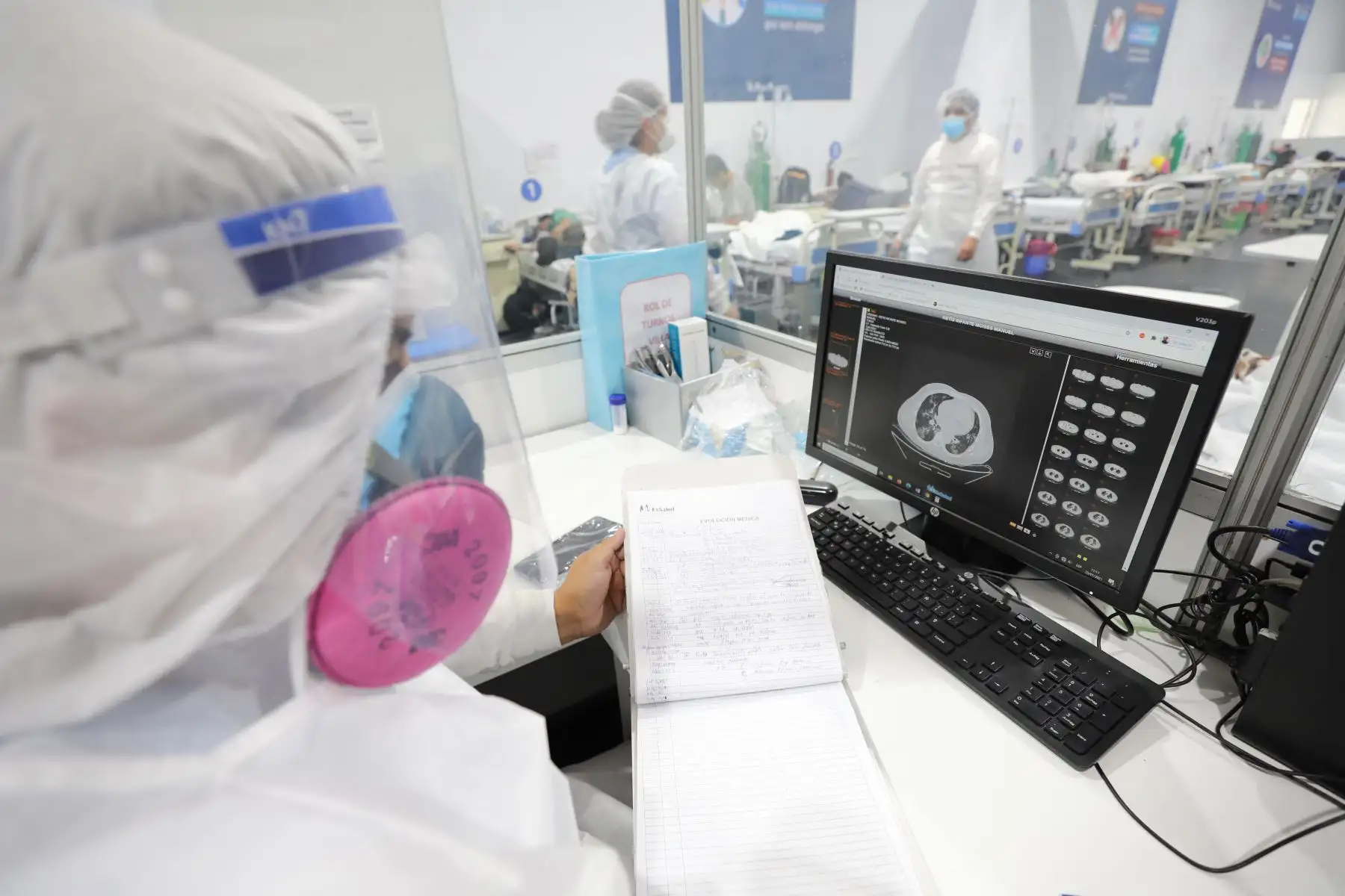 Pacientes con covid-19 son atendidos por profesionales de la salud en la Villa EsSalud Huánuco y esta mañana se sumaron 45 profesionales más; entre médicos, enfermeras y tecnólogos médicos que llegaron a Huánuco y Loreto para reforzar la atención de pacientes covid-19. Además se puso en marcha una nueva planta de oxígeno en Villa EsSalud Huánuco. Foto: EsSalud
