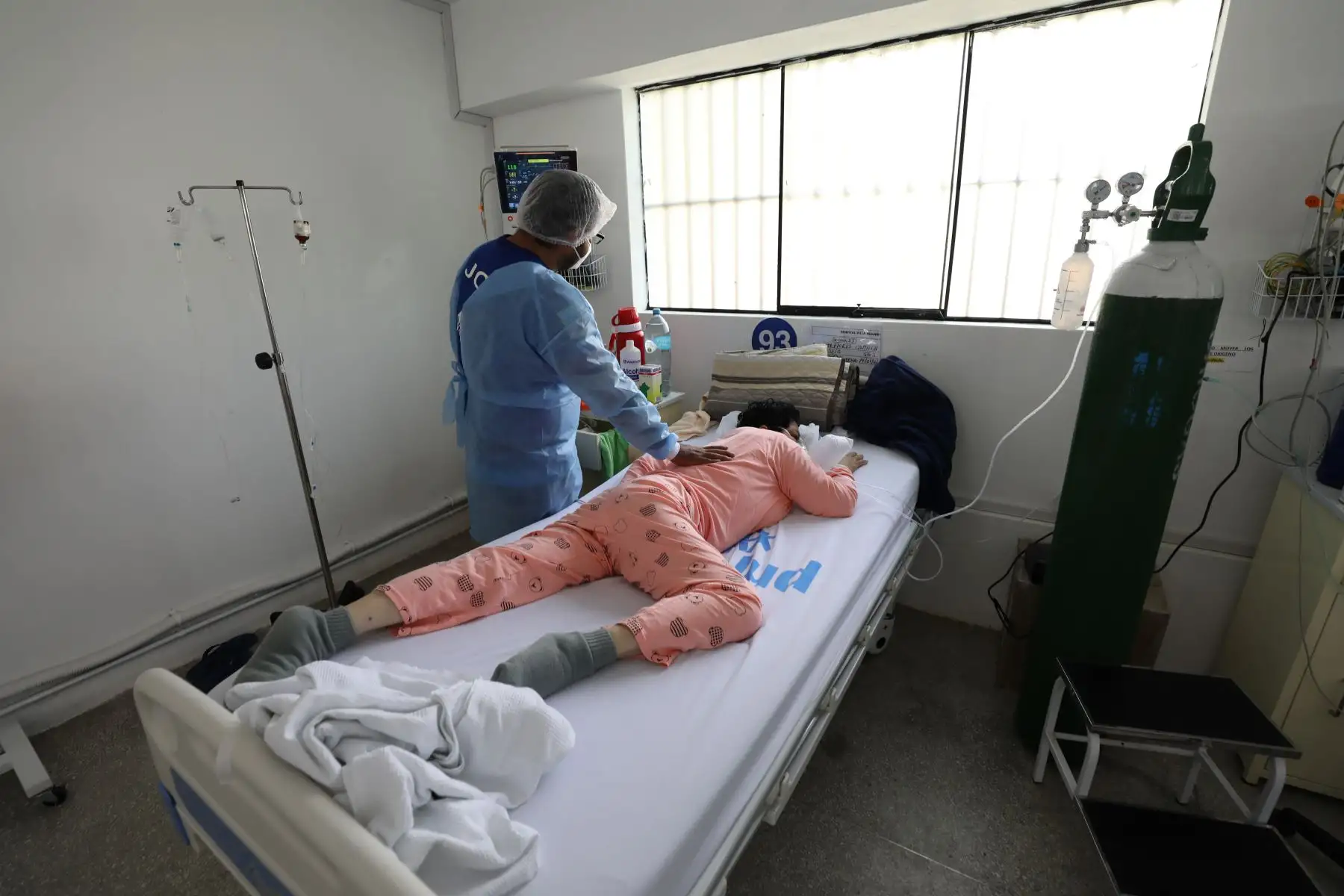 Pacientes con covid-19 son atendidos por profesionales de la salud en la Villa EsSalud Huánuco y esta mañana se sumaron 45 profesionales más; entre médicos, enfermeras y tecnólogos médicos que llegaron a Huánuco y Loreto para reforzar la atención de pacientes covid-19. Además se puso en marcha una nueva planta de oxígeno en Villa EsSalud Huánuco. Foto: EsSalud