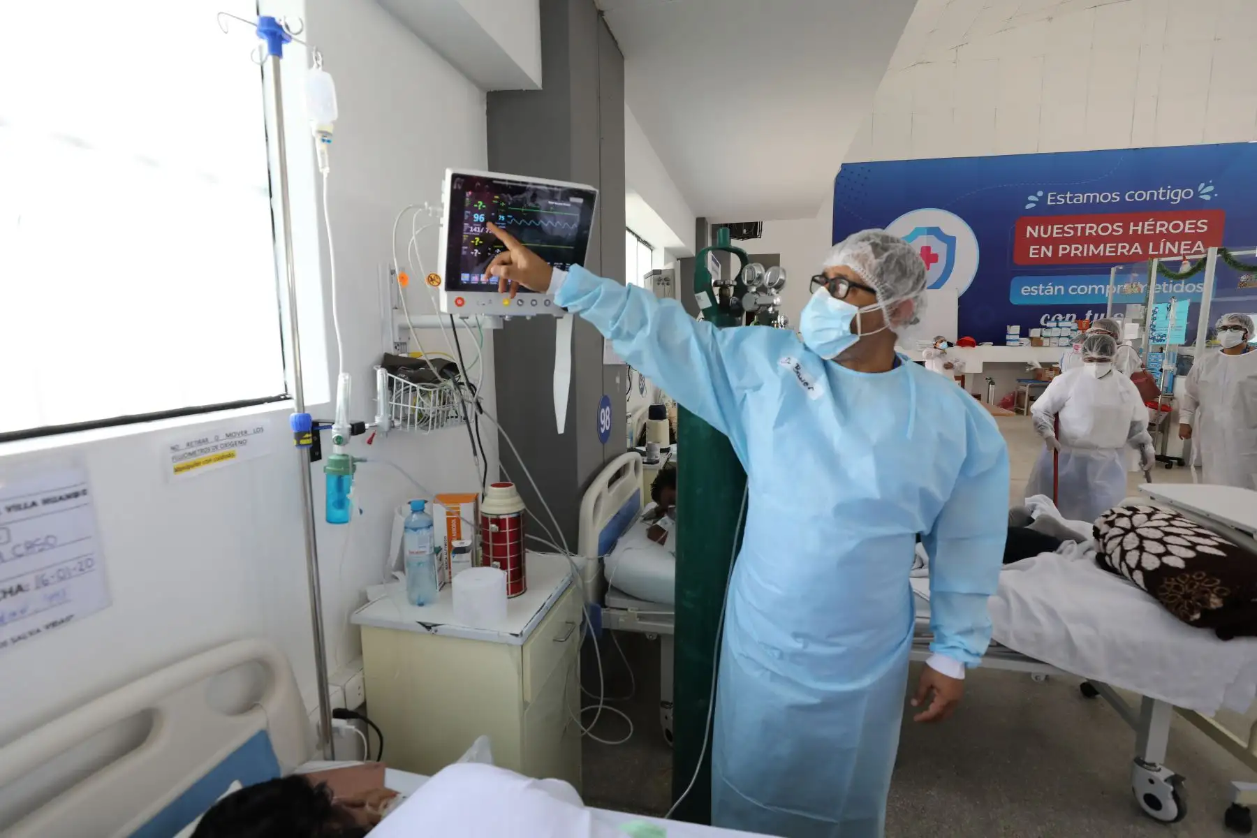 Pacientes con covid-19 son atendidos por profesionales de la salud en la Villa EsSalud Huánuco y esta mañana se sumaron 45 profesionales más; entre médicos, enfermeras y tecnólogos médicos que llegaron a Huánuco y Loreto para reforzar la atención de pacientes covid-19. Además se puso en marcha una nueva planta de oxígeno en Villa EsSalud Huánuco. Foto: EsSalud
