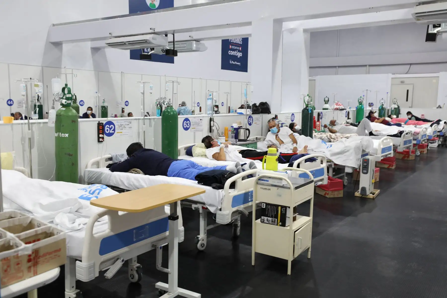 Pacientes con covid-19 son atendidos por profesionales de la salud en la Villa EsSalud Huánuco y esta mañana se sumaron 45 profesionales más; entre médicos, enfermeras y tecnólogos médicos que llegaron a Huánuco y Loreto para reforzar la atención de pacientes covid-19. Además se puso en marcha una nueva planta de oxígeno en Villa EsSalud Huánuco. Foto: EsSalud