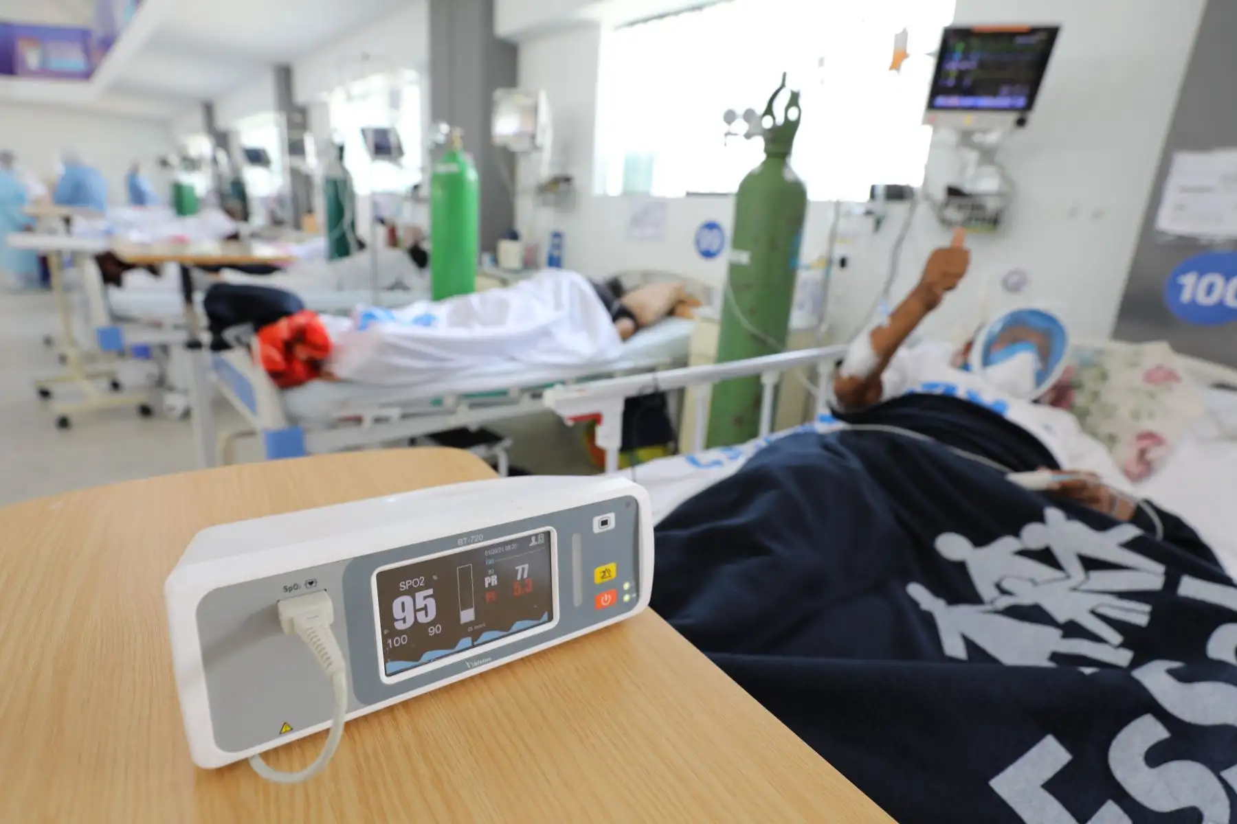 Pacientes con covid-19 son atendidos por profesionales de la salud en la Villa EsSalud Huánuco y esta mañana se sumaron 45 profesionales más; entre médicos, enfermeras y tecnólogos médicos que llegaron a Huánuco y Loreto para reforzar la atención de pacientes covid-19. Además se puso en marcha una nueva planta de oxígeno en Villa EsSalud Huánuco. Foto: EsSalud