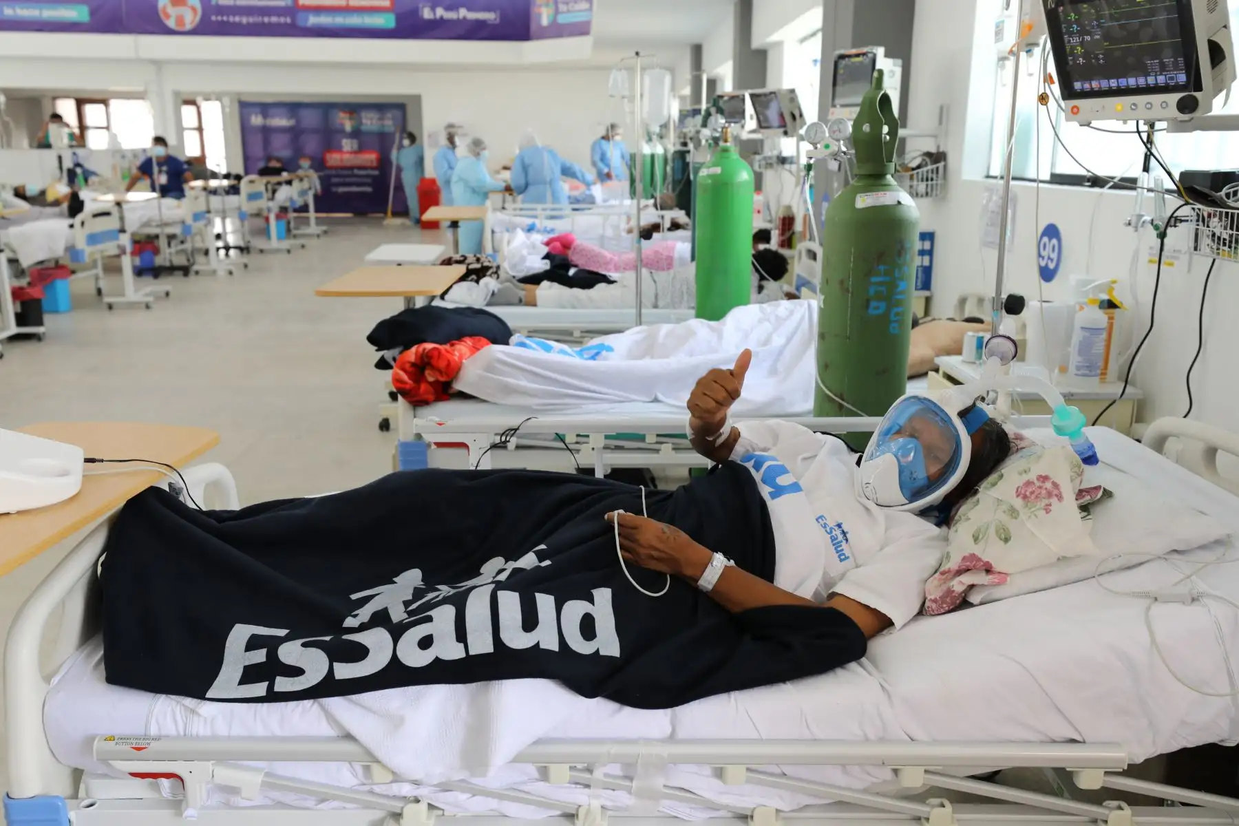 Pacientes con covid-19 son atendidos por profesionales de la salud en la Villa EsSalud Huánuco y esta mañana se sumaron 45 profesionales más; entre médicos, enfermeras y tecnólogos médicos que llegaron a Huánuco y Loreto para reforzar la atención de pacientes covid-19. Además se puso en marcha una nueva planta de oxígeno en Villa EsSalud Huánuco. Foto: EsSalud