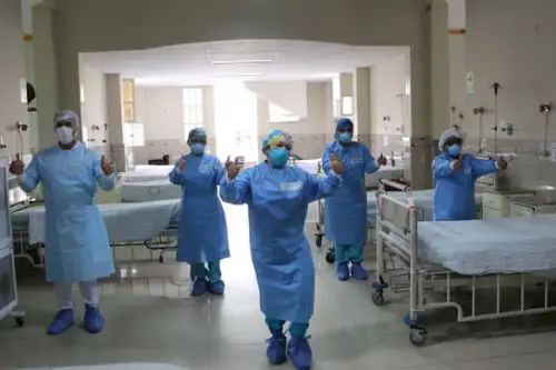 17 camas del pabellón 6-III han dado origen a la nueva Unidad de Oxigenación de Alto Flujo, para pacientes con covid-19 que requieran mejorar su capacidad de oxigenación y evitar la necesidad de cama en la Unidad de Cuidados Intensivos (UCI). Foto: ANDINA/Minsa