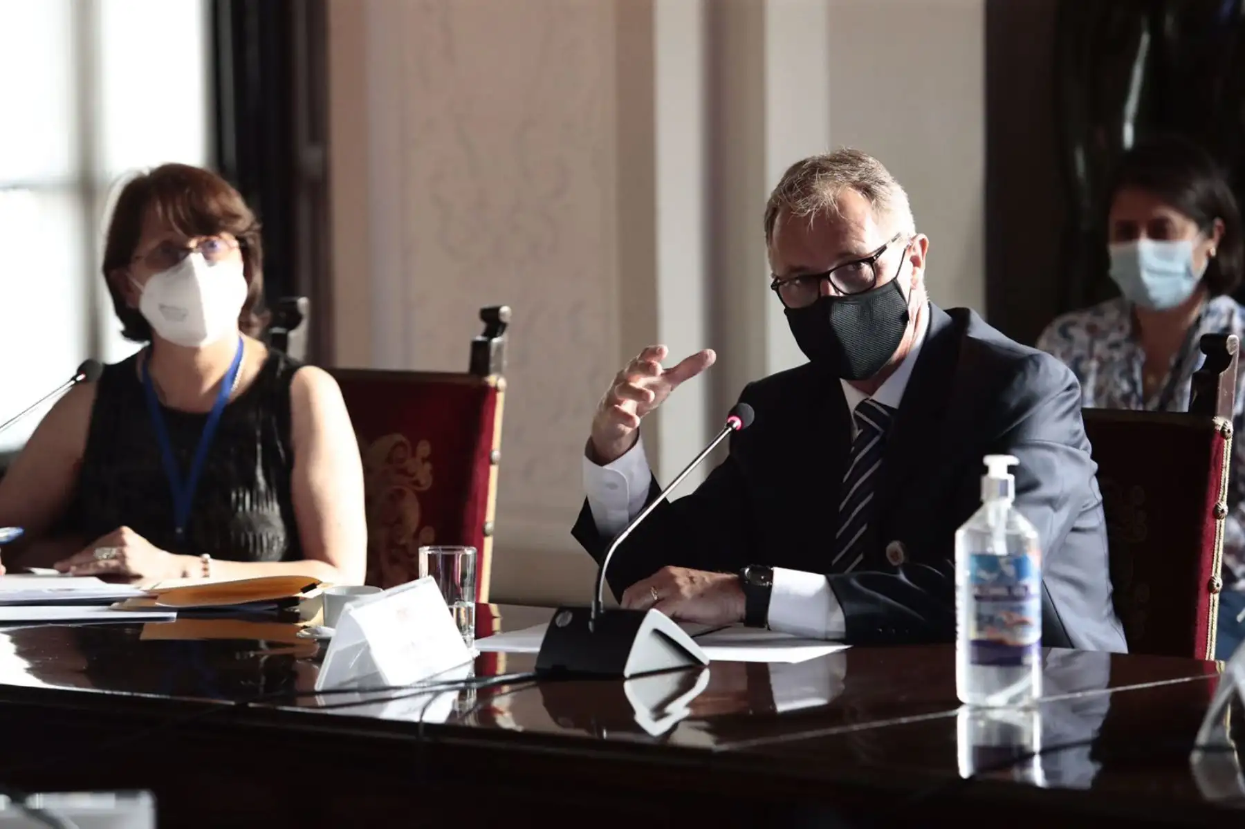 En esta oportunidad participó el alcalde de Lima, Jorge Muñoz; la titular de la PCM, 
Violeta Bermúdez; la ministra de Salud, Pilar Mazzetti; el ministro de Cultura, Alejandro Neyra; y el presidente de la 
ANGRPERU, Servando García. Foto: ANDINA/Prensa Presidencia