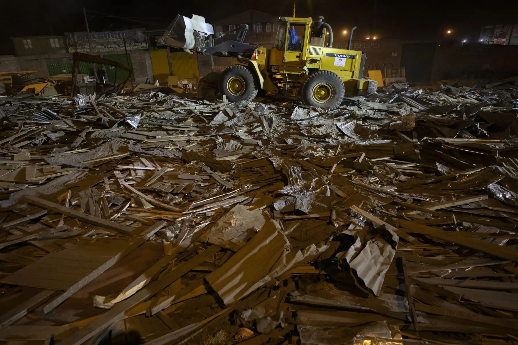 Con el apoyo de la Policía Nacional, la Municipalidad de Lima recuperó 4,200 m2 que eran ocupados ilegalmente en la cuadra 60 de la Av. Pachacútec, en el distrito de Villa El Salvador. Foto: ANDINA / Municipalidad de Lima