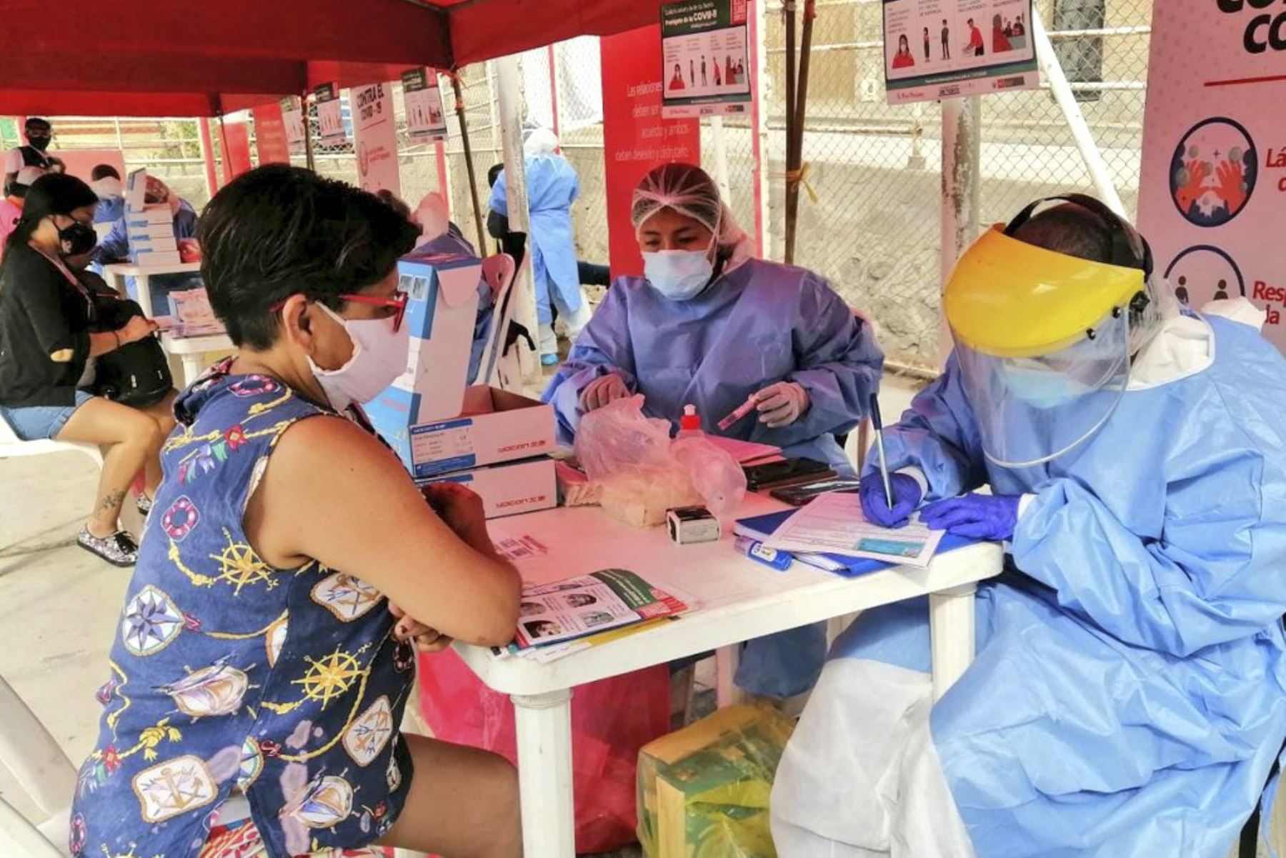 Personal de salud realiza pruebas de descarte covid-19 en un distrito de Lima. ANDINA/Difusión