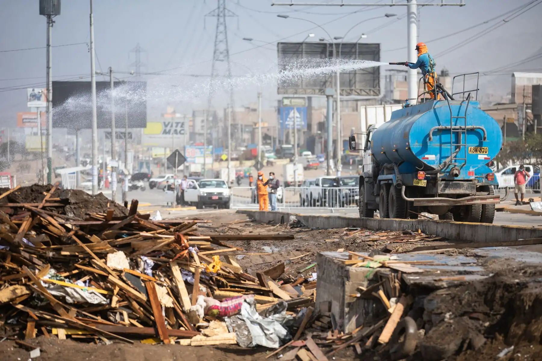 Con el apoyo de la Policía Nacional, la Municipalidad de Lima recuperó 4,200 m2 que eran ocupados ilegalmente en la cuadra 60 de la Av. Pachacútec, en el distrito de Villa El Salvador. Foto: ANDINA/ Municipalidad de Lima