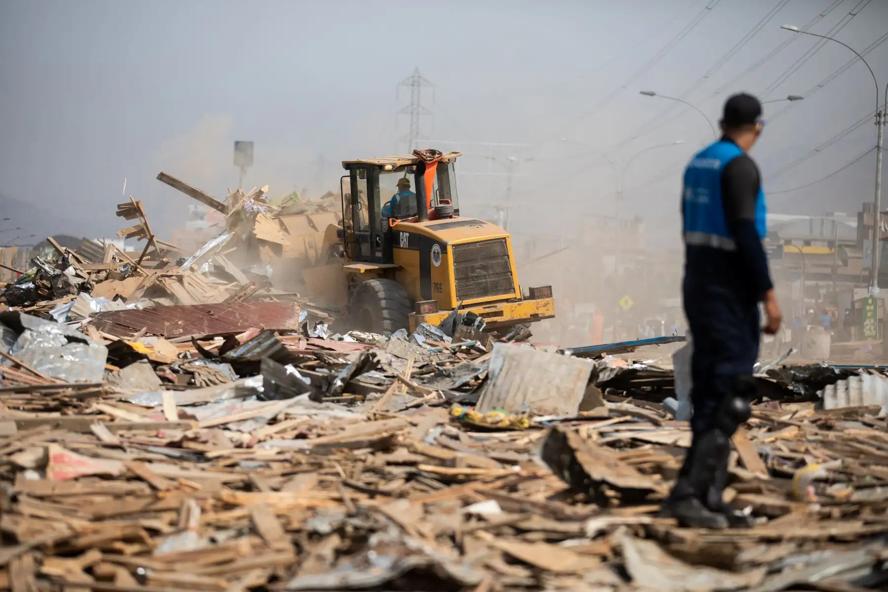 Con el apoyo de la Policía Nacional, la Municipalidad de Lima recuperó 4,200 m2 que eran ocupados ilegalmente en la cuadra 60 de la Av. Pachacútec, en el distrito de Villa El Salvador. Foto: ANDINA/ Municipalidad de Lima