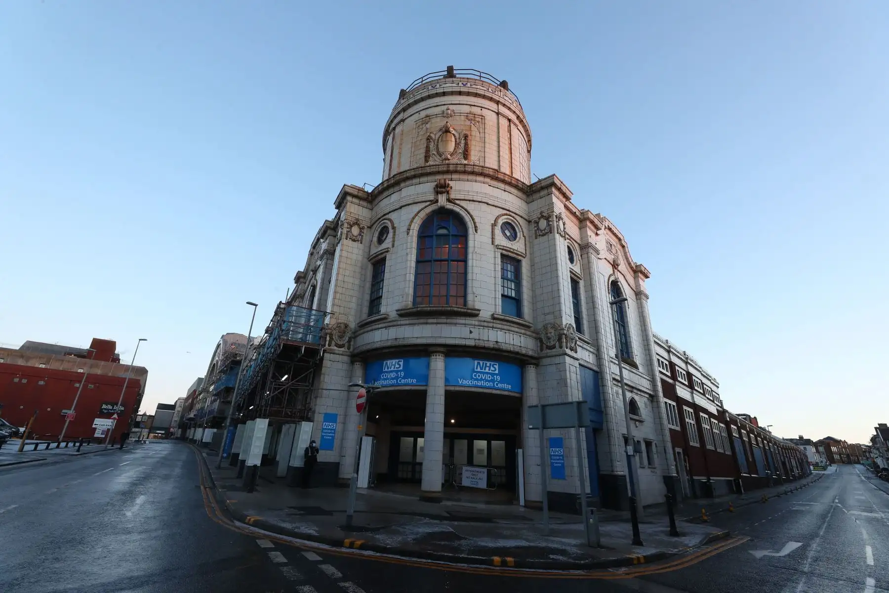 Una vista general muestra el exterior del histórico recinto de Winter Gardens en Blackpool noroeste de Inglaterra, que se ha convertido en un centro de vacunación Foto: AFP