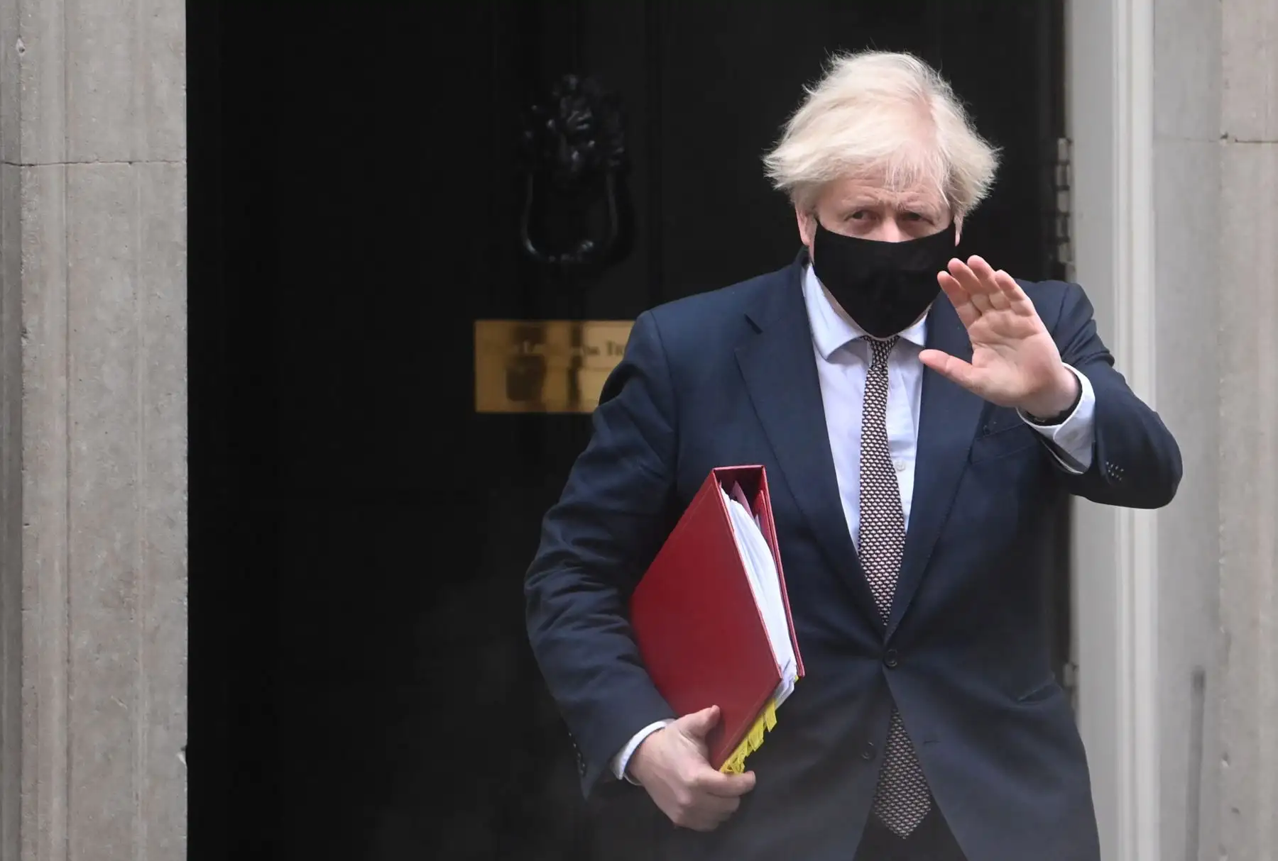 Johnson evalúa relajar las restricciones hacia mediados que se tomaran en los próximos días. Foto: AFP