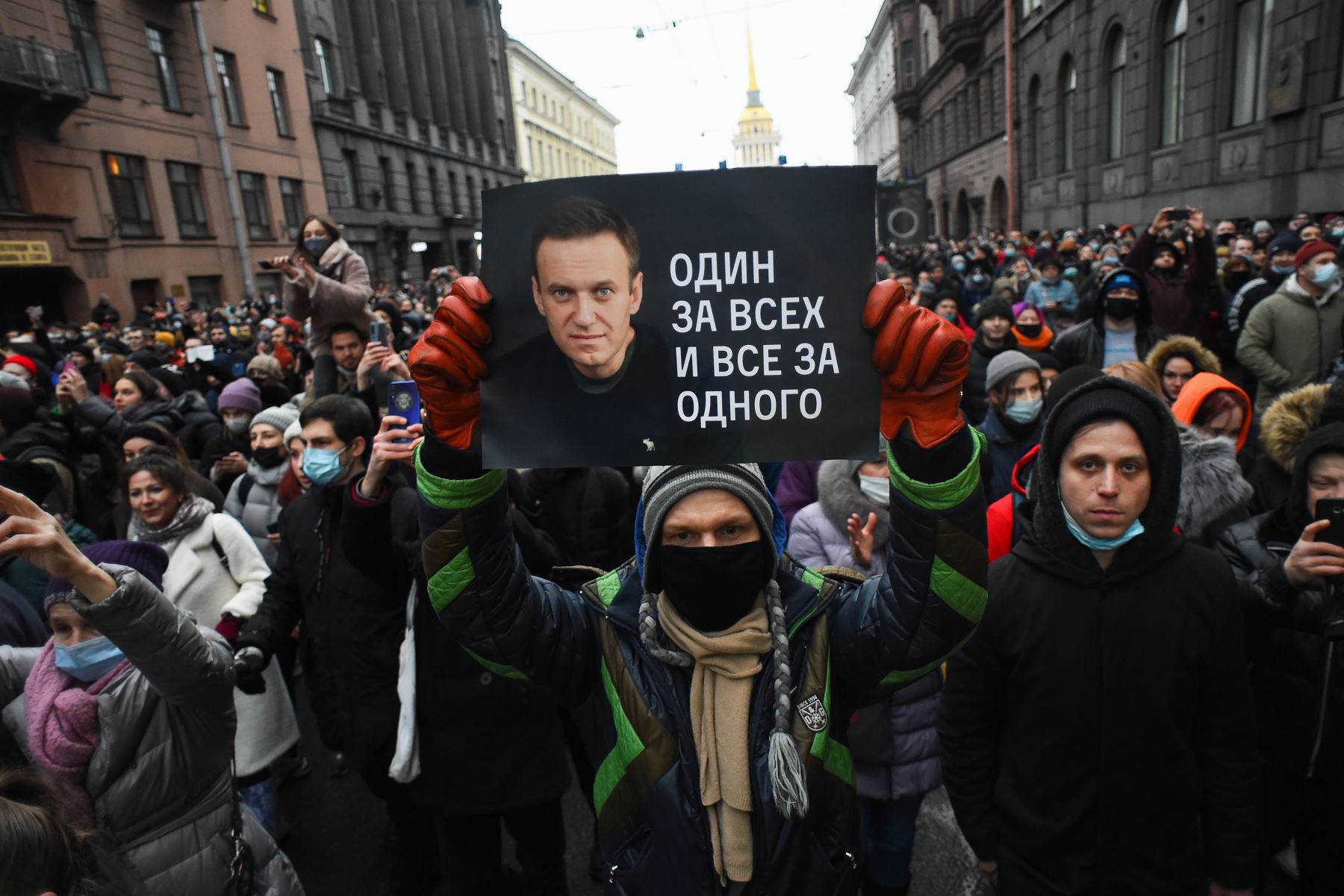 Manifestación en apoyo del líder opositor encarcelado Alexei Navalny en San Petersburgo. El cartel dice "Uno para todos y todos para uno". Foto: AFP