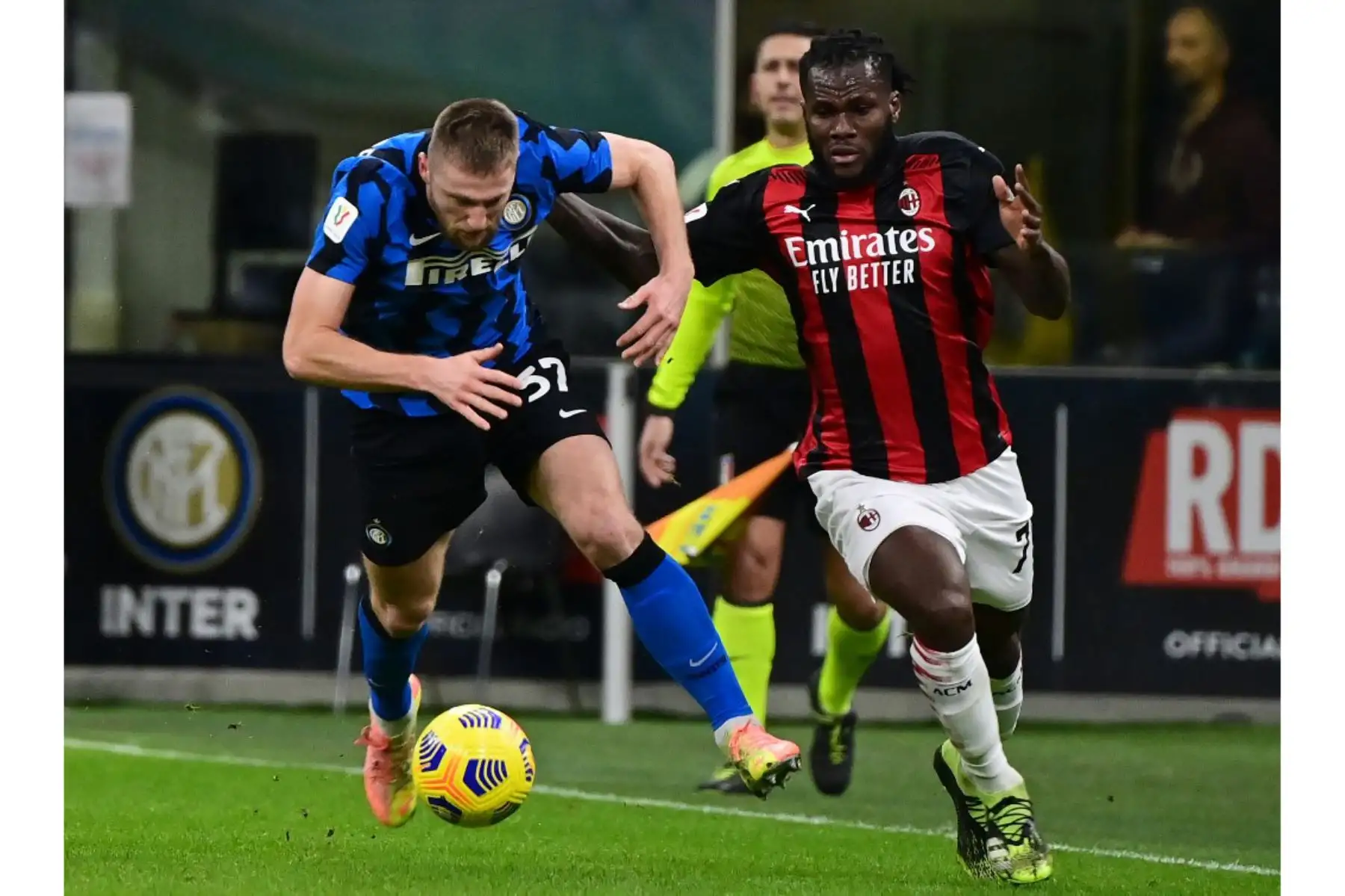 El defensa eslovaco del Inter de Milán Milan Skriniar compite con el centrocampista marfileño del AC Milan Franck Kessie durante los cuartos de final de la Copa de Italia entre el Inter de Milán y el AC Milán el 26 de enero de 2021 en el estadio Meazza de Milán. Foto: AFP