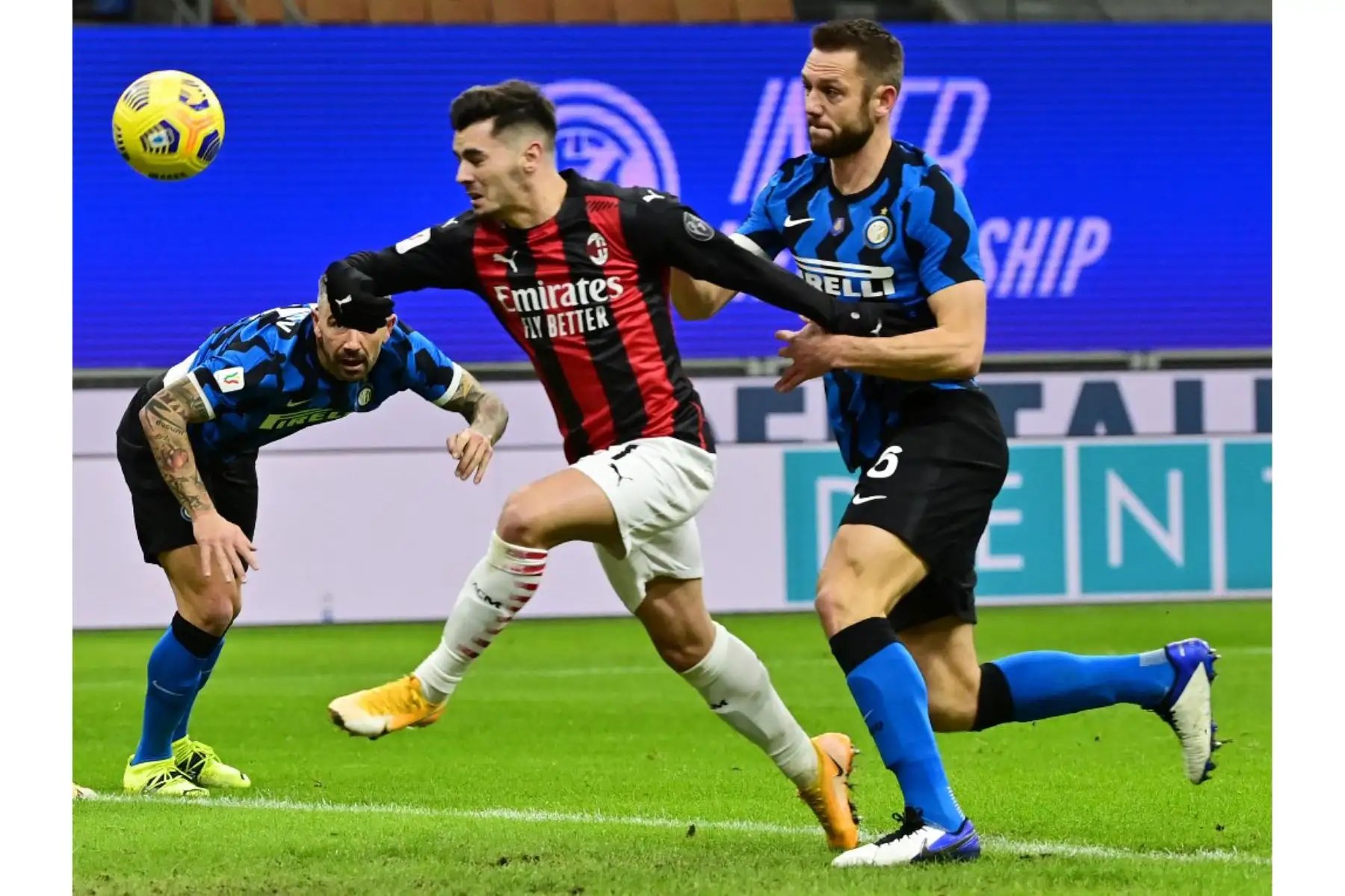 El centrocampista español del AC Milan Brahim Diaz cabecea el balón sobre el defensor holandés del Inter de Milán Stefan de Vrij durante los cuartos de final de la Copa de Italia entre el Inter de Milán y el AC Milan el 26 de enero de 2021 en el estadio Meazza de Milán. Foto: AFP