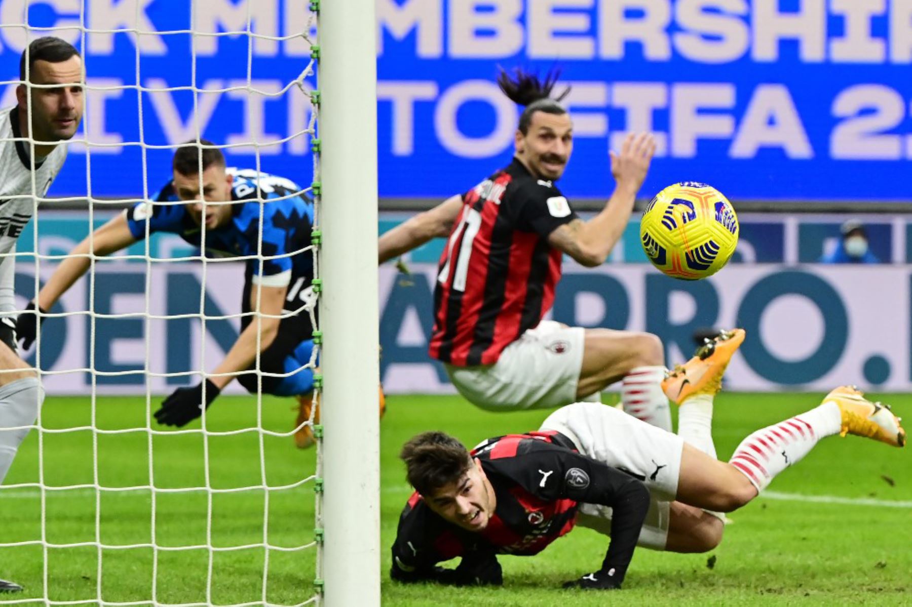 El centrocampista español del AC Milan Brahim Diaz cabecea el balón sobre el delantero sueco del AC Milan Zlatan Ibrahimovic durante los cuartos de final de la Copa de Italia entre el Inter de Milán y el AC Milan. Foto: AFP