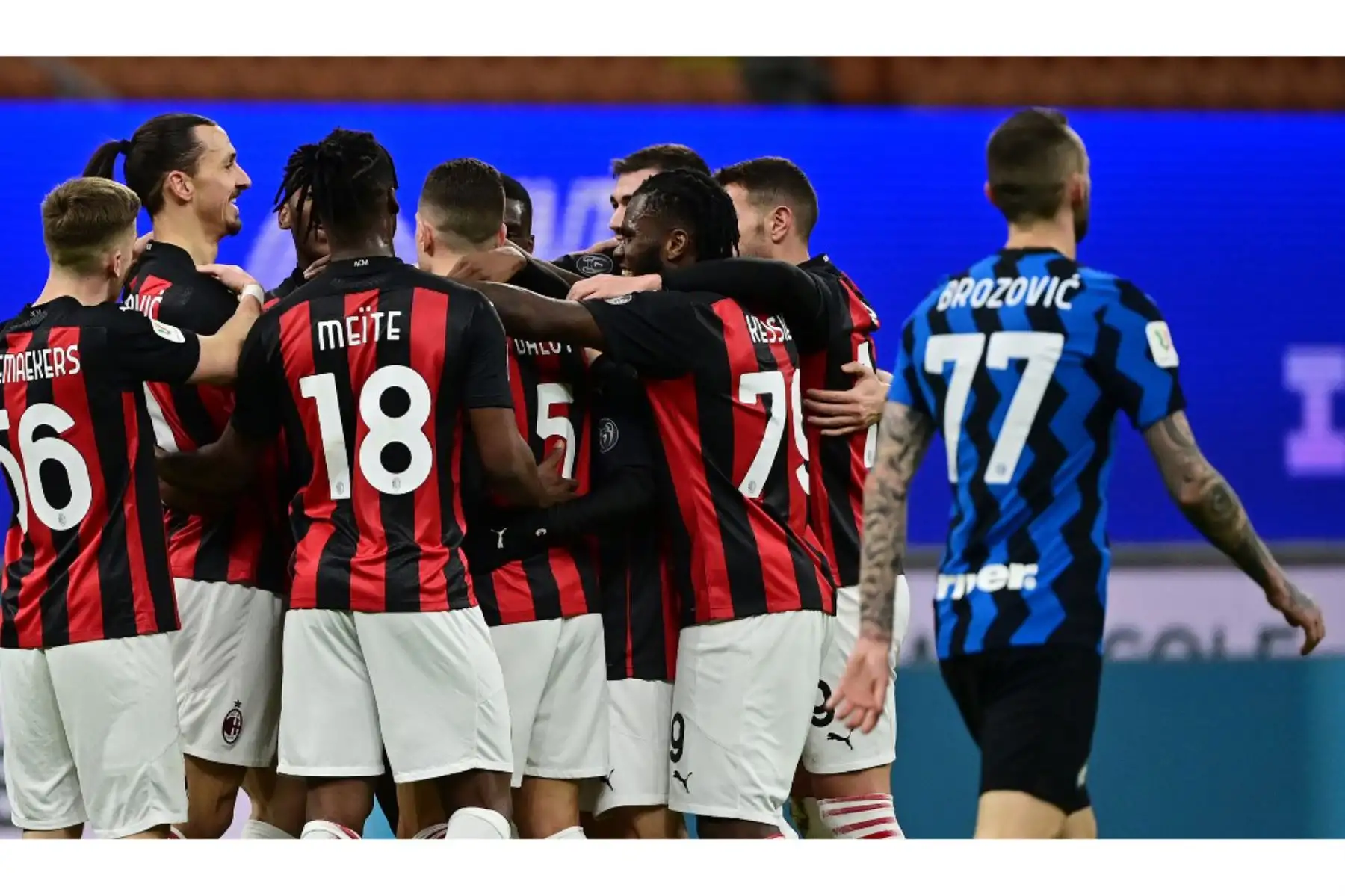 Los jugadores de AC Milán celebran tras anotar ante el Inter. Foto: AFP
